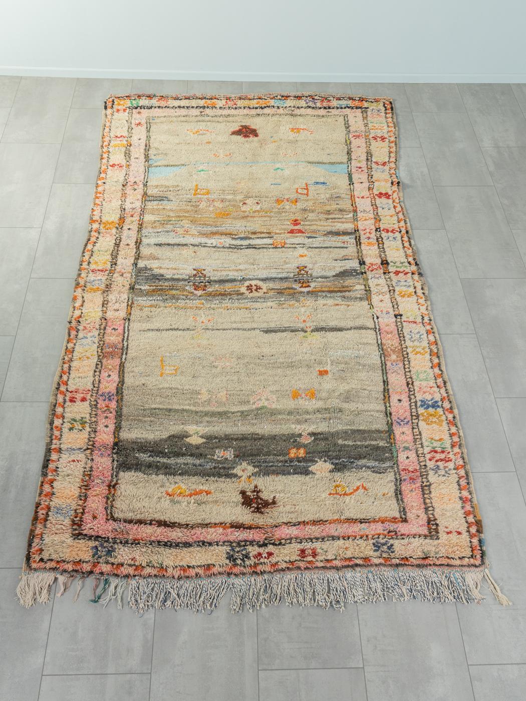 Dieser Vintage Boujad ist ein Teppich aus 100 % Wolle - weich und angenehm zu tragen. Unsere Berberteppiche sind handgefertigt, ein Knoten nach dem anderen. Jeder unserer Berberteppiche ist ein langlebiges Einzelstück, das auf nachhaltige Weise aus