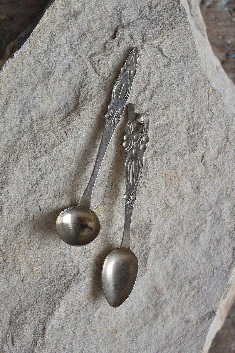 Handmade antique folk art tea spoons. Featuring beautiful motifs inspired by the indigenous worldview and spirituality, these vintage folk art spoons embody Latin America’s rich cultural heritage.

The engraving details on the tea spoons are superb,
