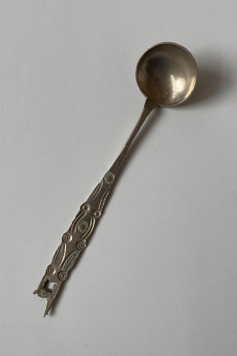 Handmade vintage folk art engraved spoon that embodies Latin America’s rich cultural heritage.The engraving details on the spoon are superb, showcasing intricate patterns and designs that are characteristic of Bolivian folklore art.

Featuring