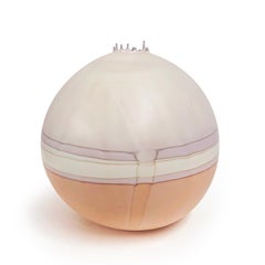 Vaso rotondo grande da paesaggio del XXI secolo fatto a mano in color pesca da Elyse Graham