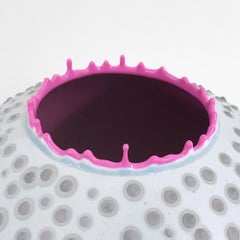 Vaso rotondo grande del 21° secolo fatto a mano in blu ghiaccio di Elyse Graham