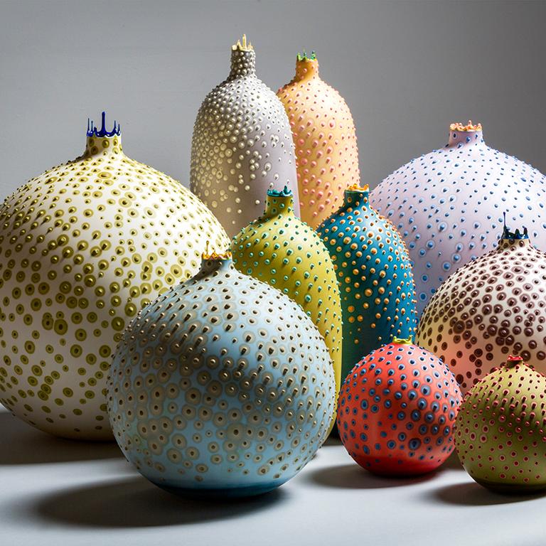 Handgefertigte längliche Huxley-Vase in Lichen-Grün von Elyse Graham, 21. Jahrhundert (Organische Moderne) im Angebot