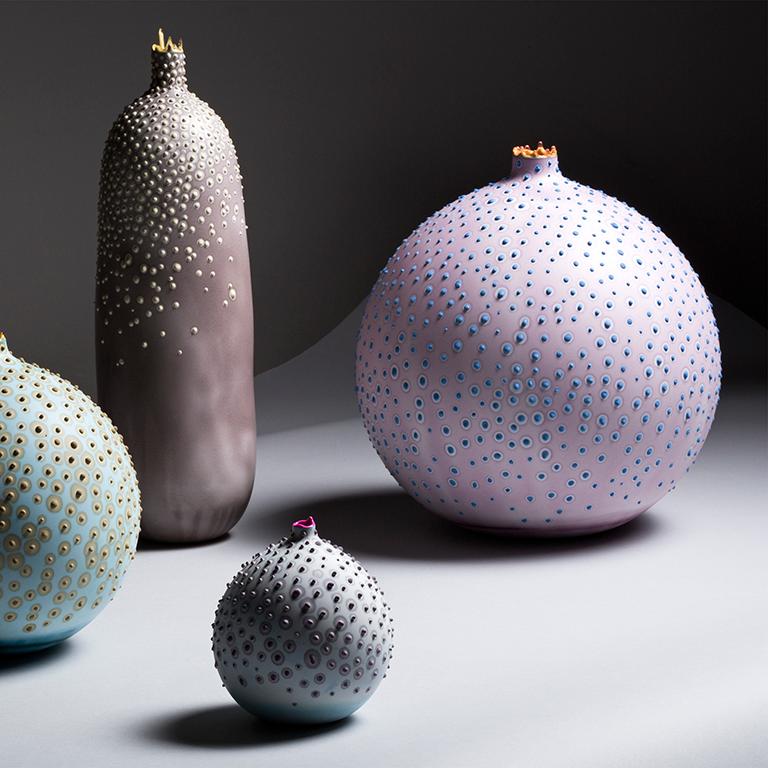 Américain Vase Petri Bud bleu glace fait à la main par Elyse Graham, XXIe siècle en vente