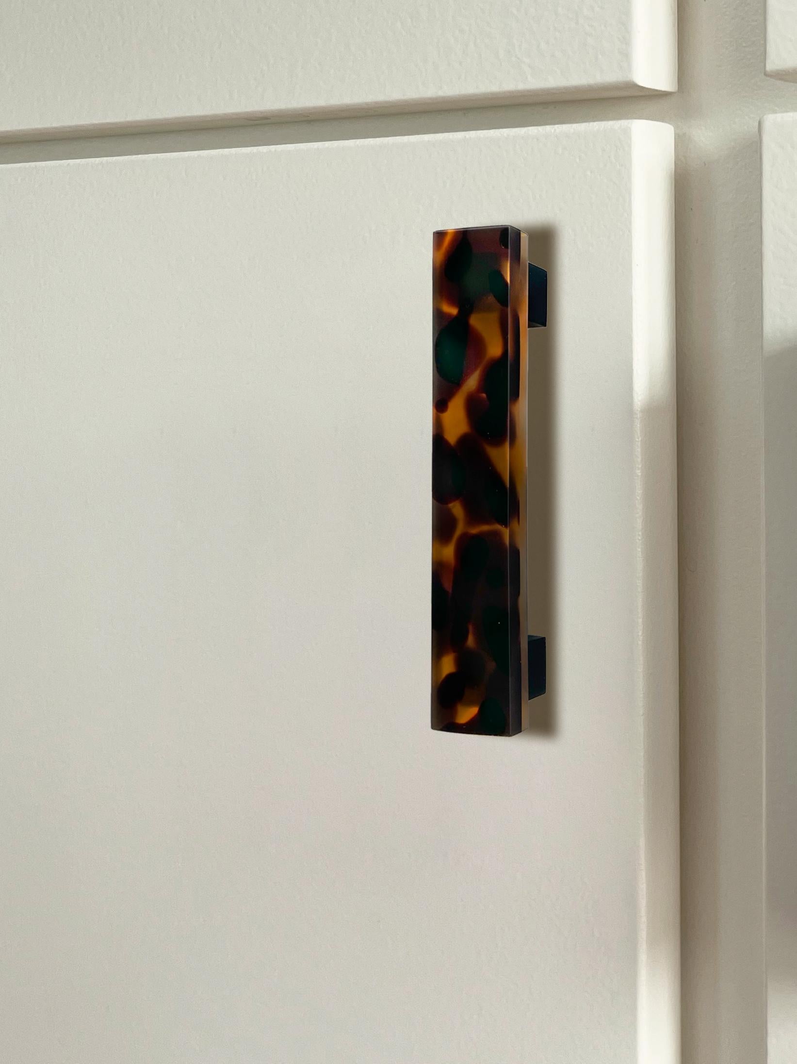 Handmade 21st Century Resin Hardware Handle in Tortoise by Elyse Graham Neuf - En vente à Springfield, OR