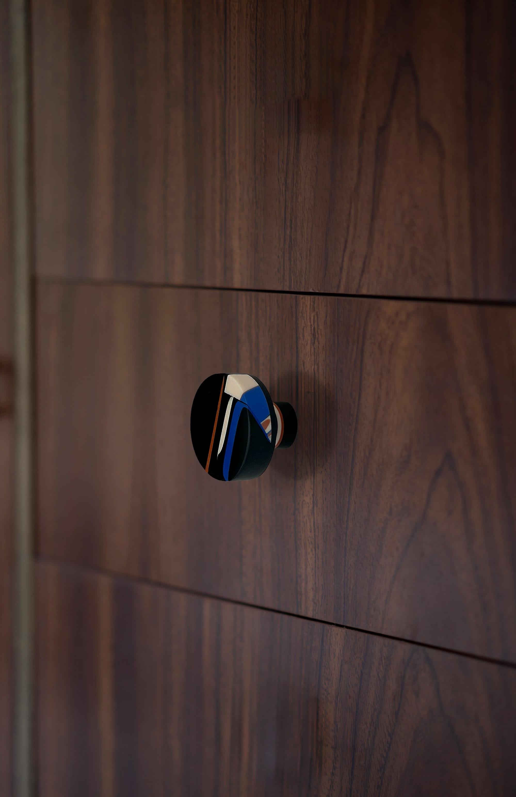 Organico moderno Handmade 21st Century Resin Hardware Knob in Lemur by Elyse Graham in vendita