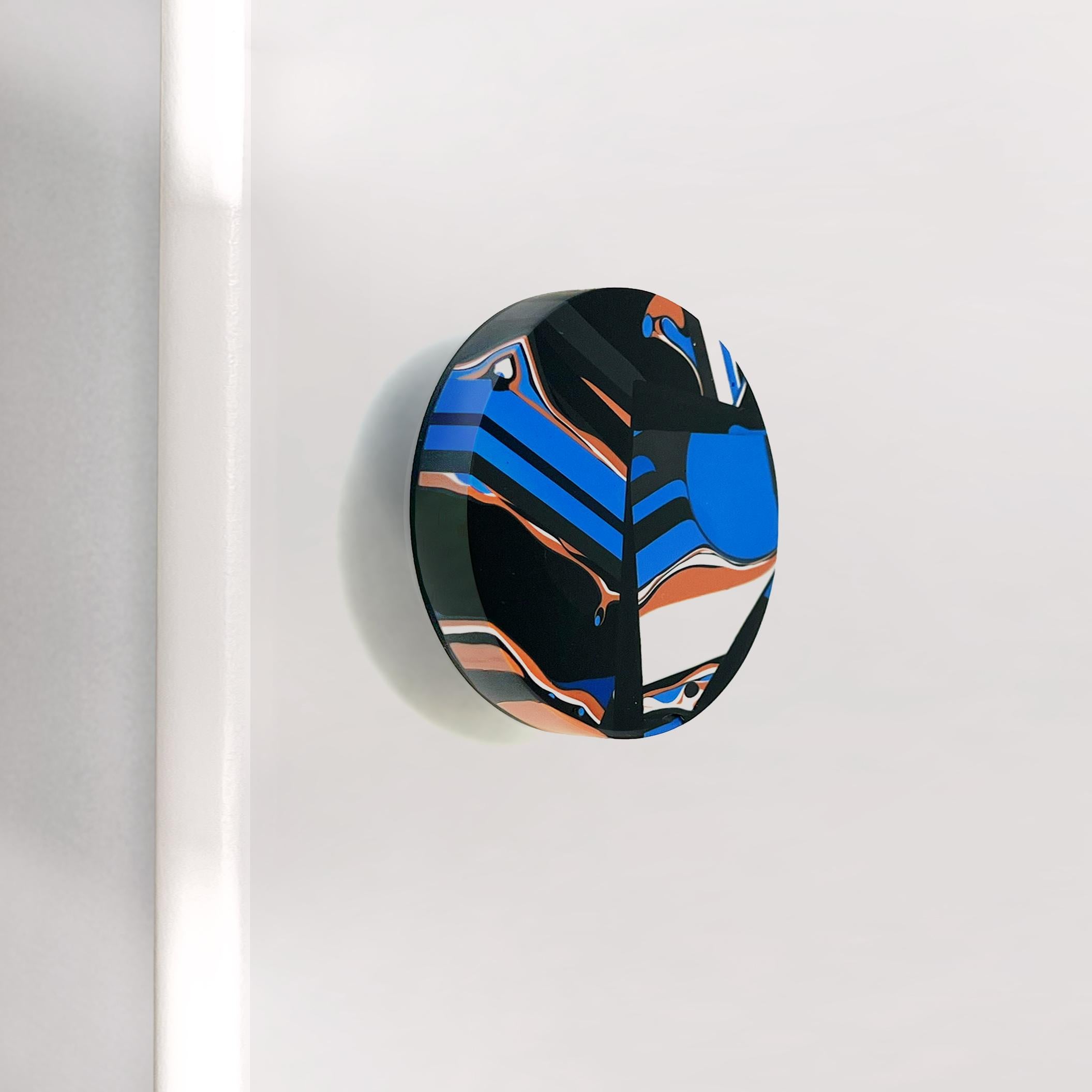 Organico moderno Handmade 21st Century Resin Hardware Large Knob in Lemur by Elyse Graham in vendita