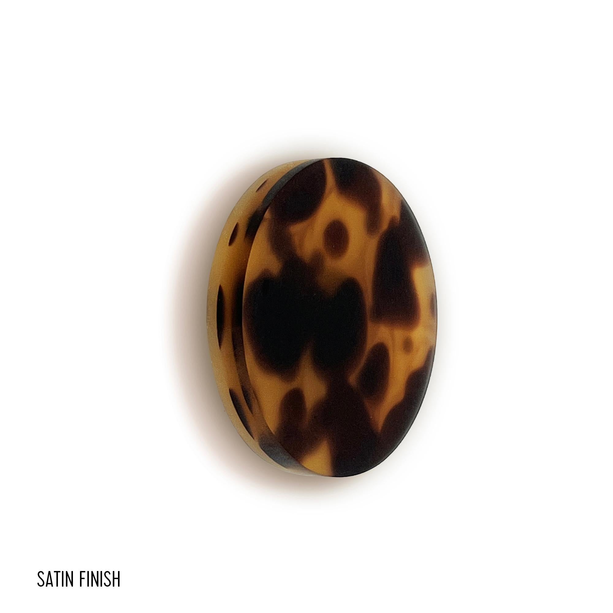 Organico moderno Handmade 21st Century Resin Hardware Large Knob in Tortoise by Elyse Graham in vendita