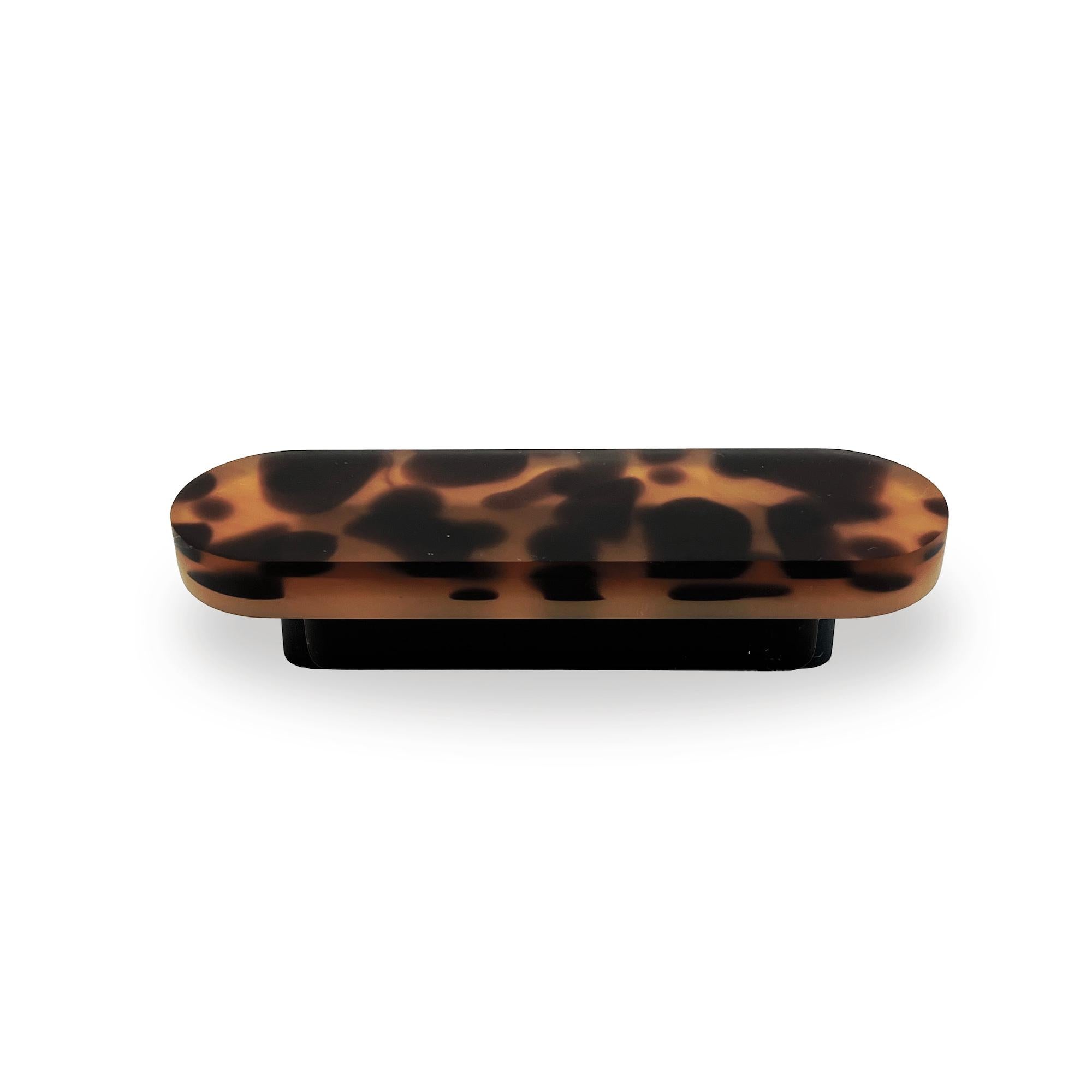 Organico moderno Handmade 21st Century Resin Hardware Pill Pull in Tortoise by Elyse Graham in vendita