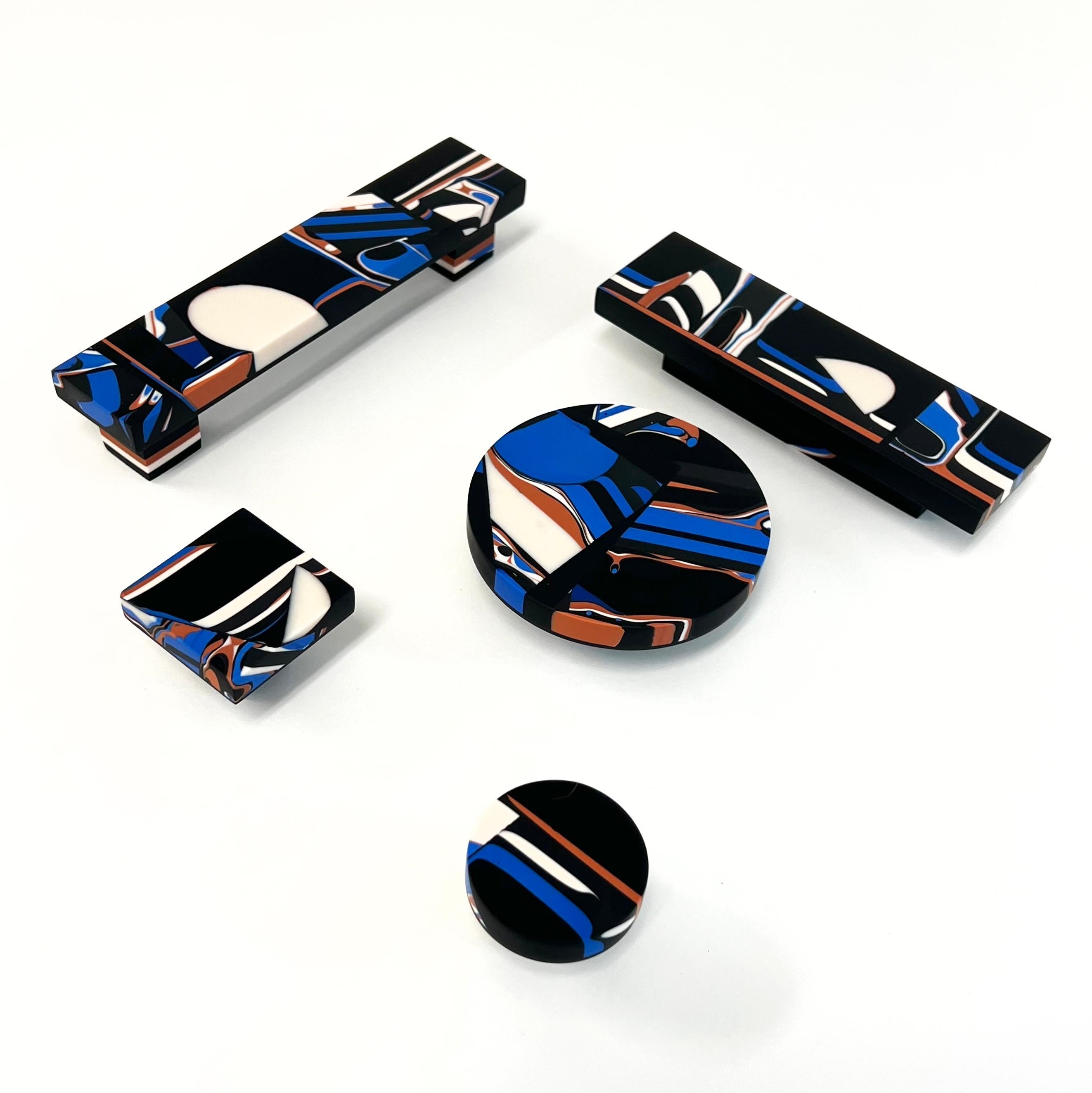 Organico moderno Handmade 21st Century Resin Hardware Square Knob in Lemur by Elyse Graham in vendita