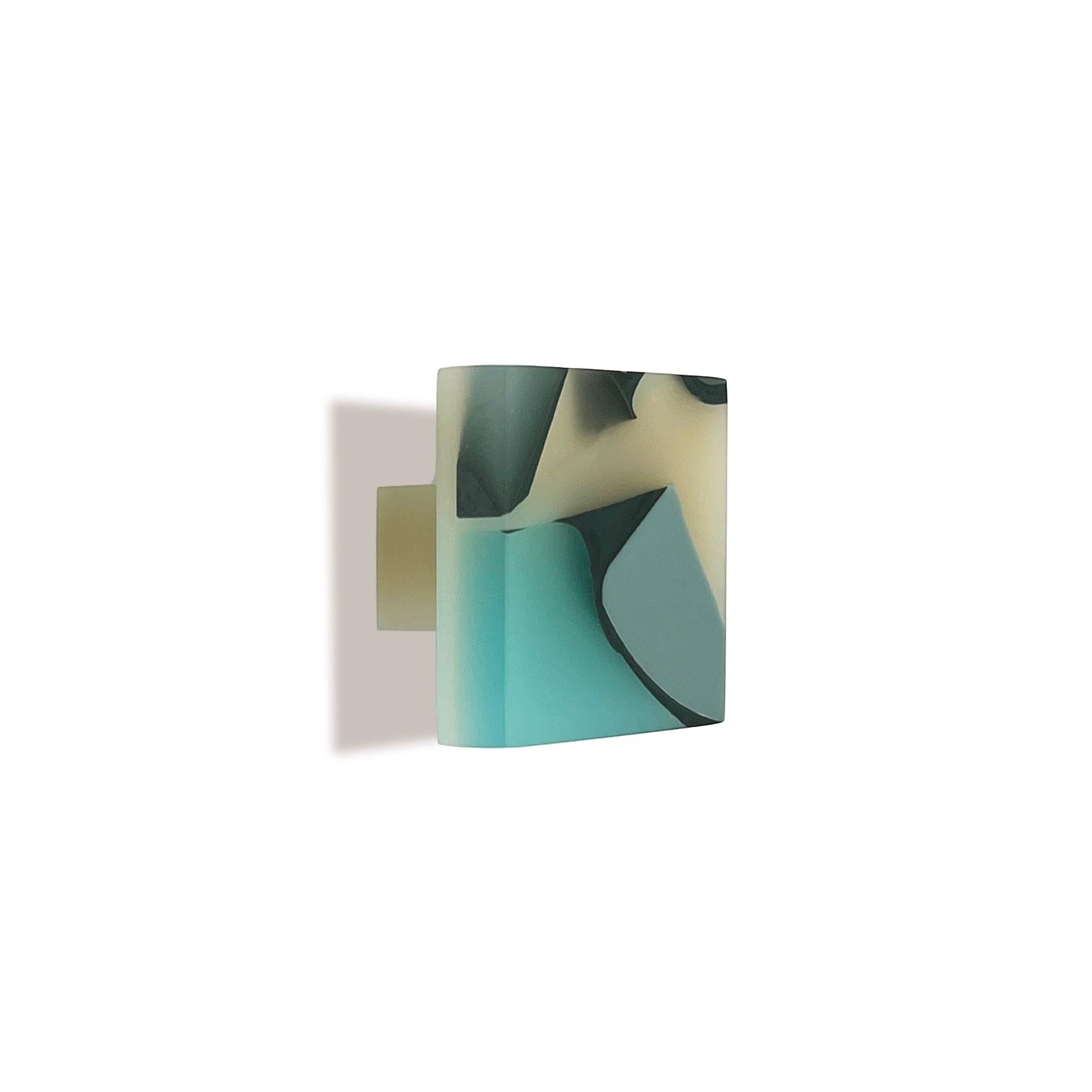 Organico moderno Handmade 21st Century Resin Hardware Square Knob in Marlin by Elyse Graham in vendita