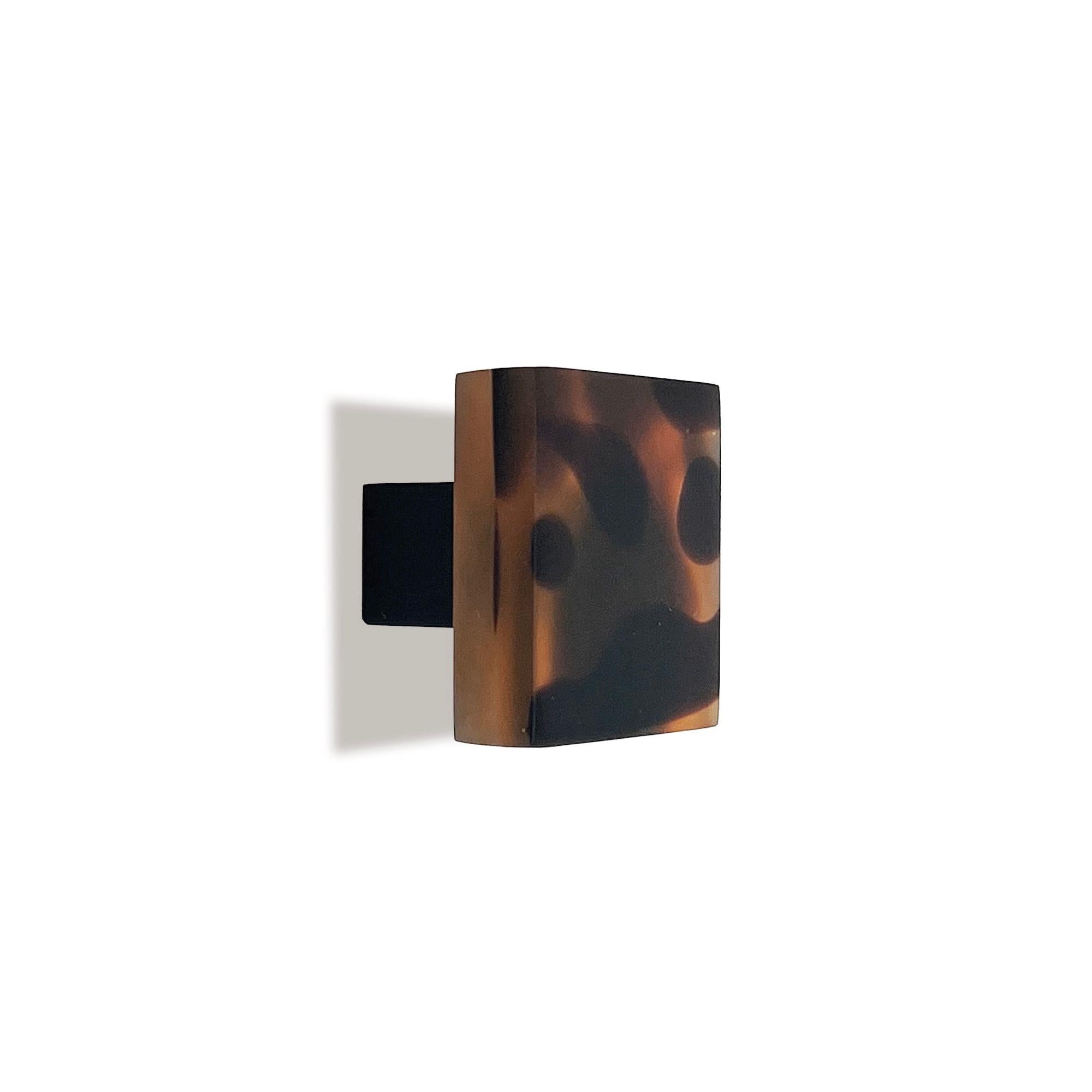 Organico moderno Handmade 21st Century Resin Hardware Square Knob in Tortoise by Elyse Graham in vendita