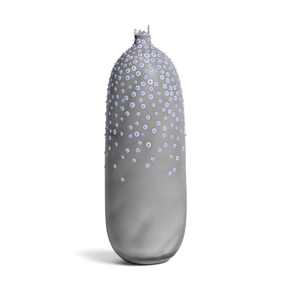 Organico moderno Vaso Dubos alto del XXI secolo fatto a mano in grigio polvere di Elyse Graham in vendita