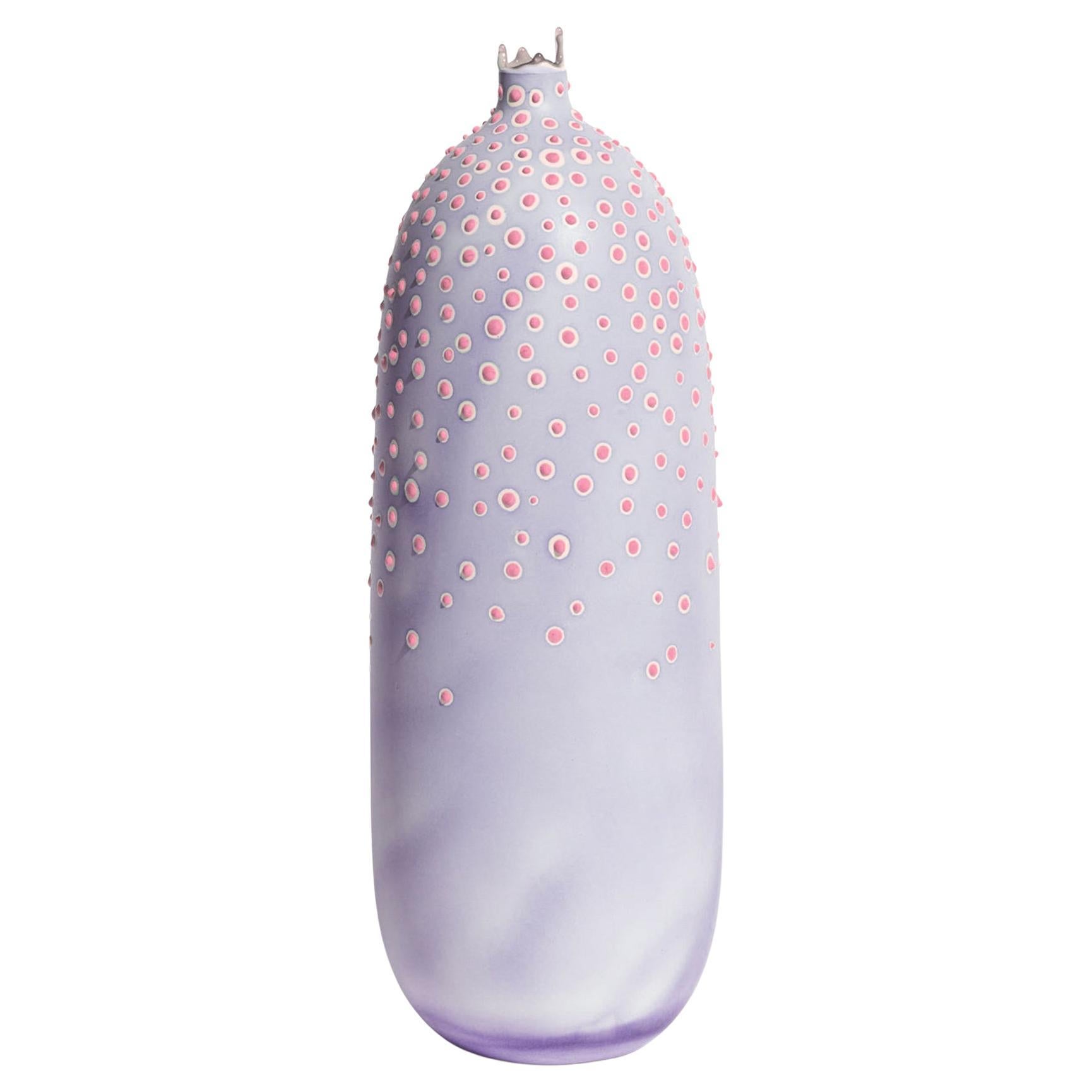 Vaso alto Dubos del 21° secolo fatto a mano in lilla e bacche di Elyse Graham in vendita