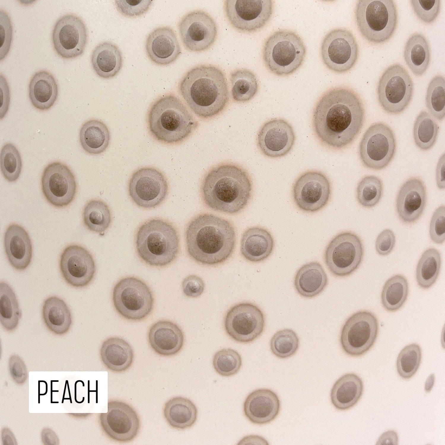 Il sorprendente e giocoso vaso Dubos è realizzato a mano dall'artista Elyse Graham nel suo studio di Los Angeles. Questa collezione di vasi è ispirata al nostro incredibile e diversificato microbioma. L'artista è nota per la sua straordinaria