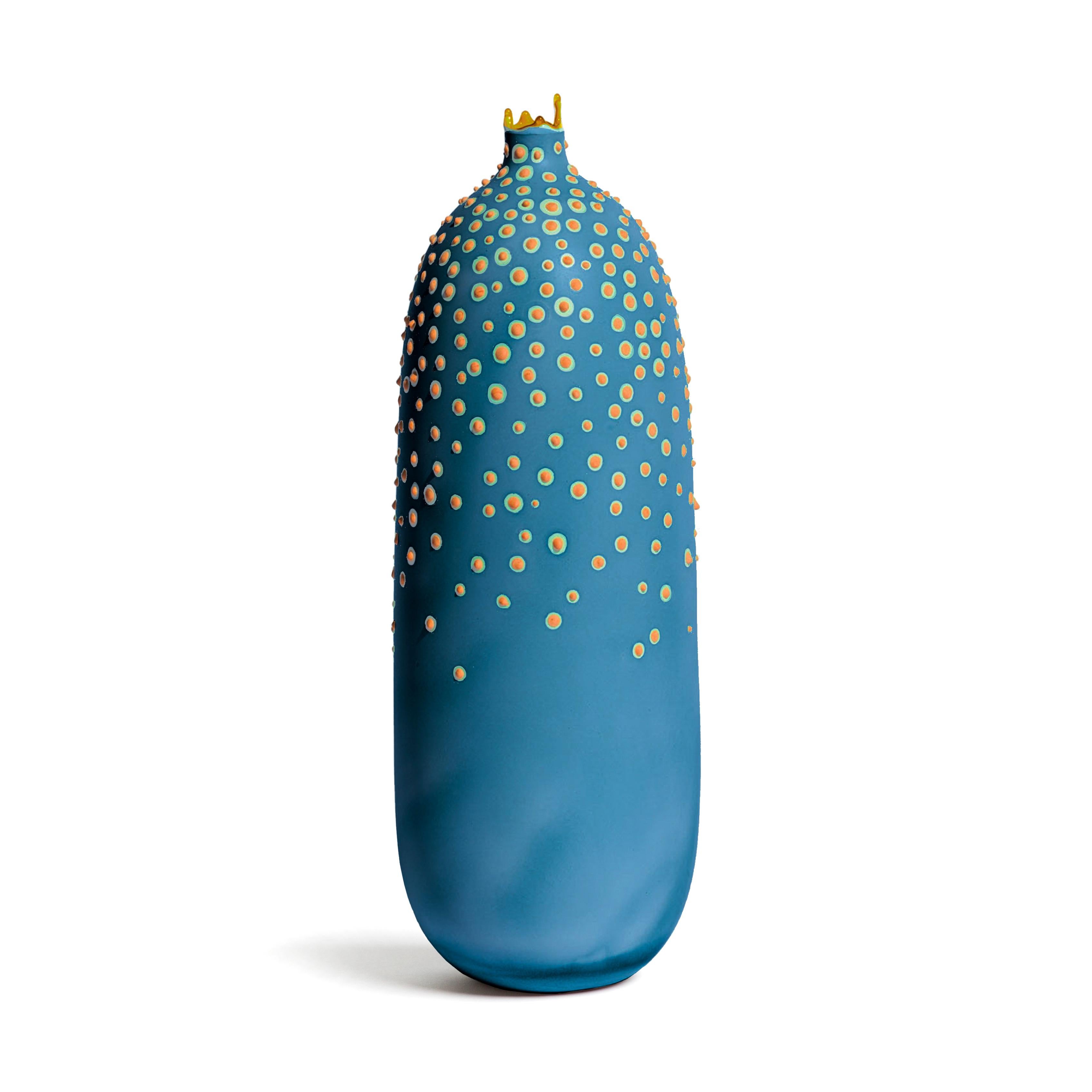 Organico moderno Vaso alto Dubos del XXI secolo fatto a mano in blu di Prussia da Elyse Graham in vendita