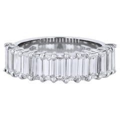 Handgefertigter Jahrestag-Ring aus Platin mit 2,20 Karat Diamanten im Smaragdschliff