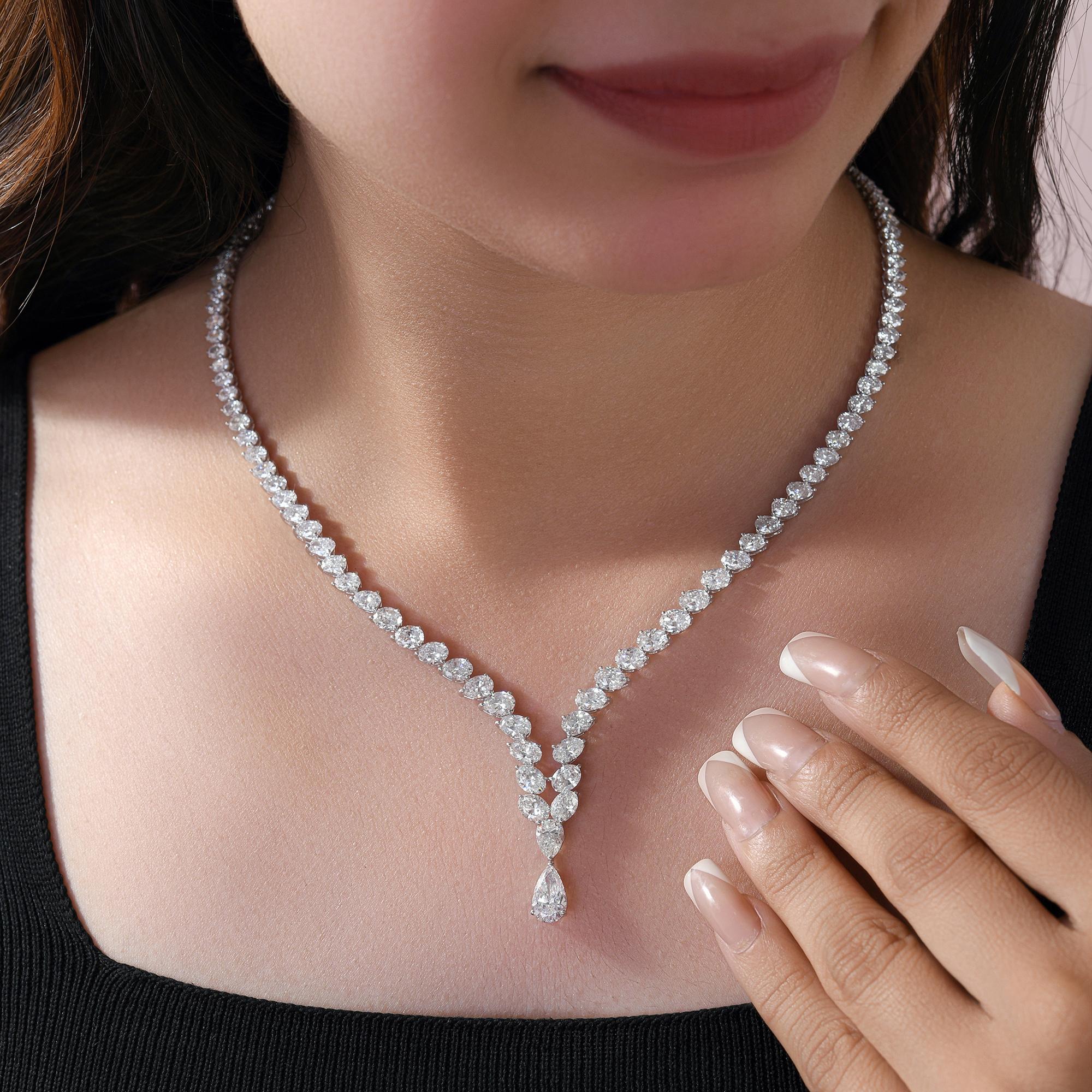 Collar de gota de diamantes ovalados certificados de 24,23 qt hechos a mano en oro blanco de 14 quilates 
Este elegante collar de diamantes presenta un refinado diseño en forma de V, que se gradúa en una brillante gota de diamantes en forma de pera