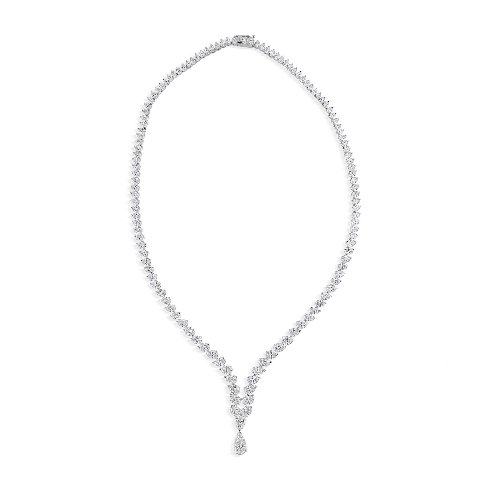 Handmade 24.23Ct Certified Oval Diamond Drop Necklace in 14 Karat White Gold Moderno en venta