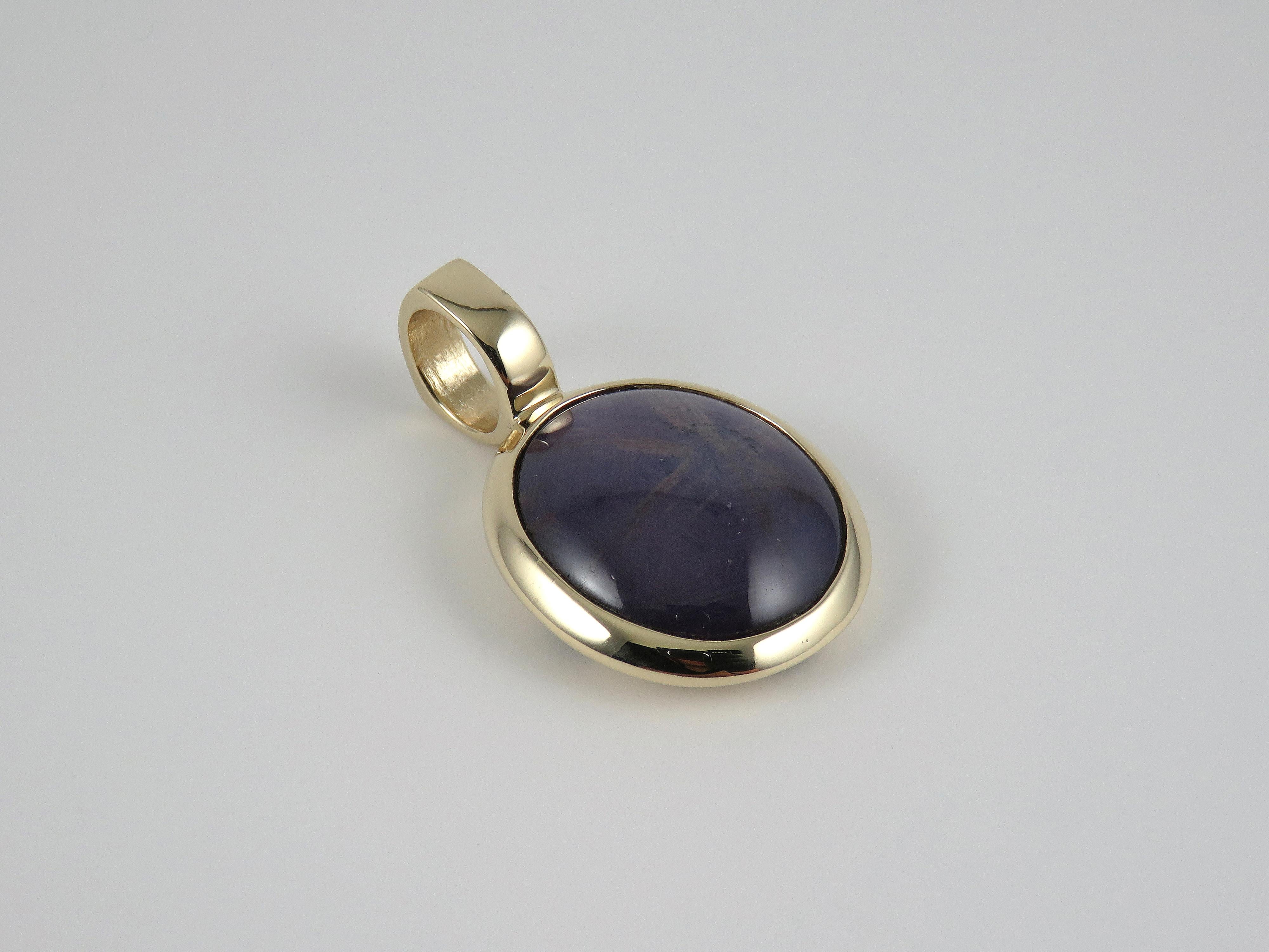 Contemporary 26.5 Carat Oval Cabochon Mauve Star Sapphire 9k Yellow Gold Pendant For Sale