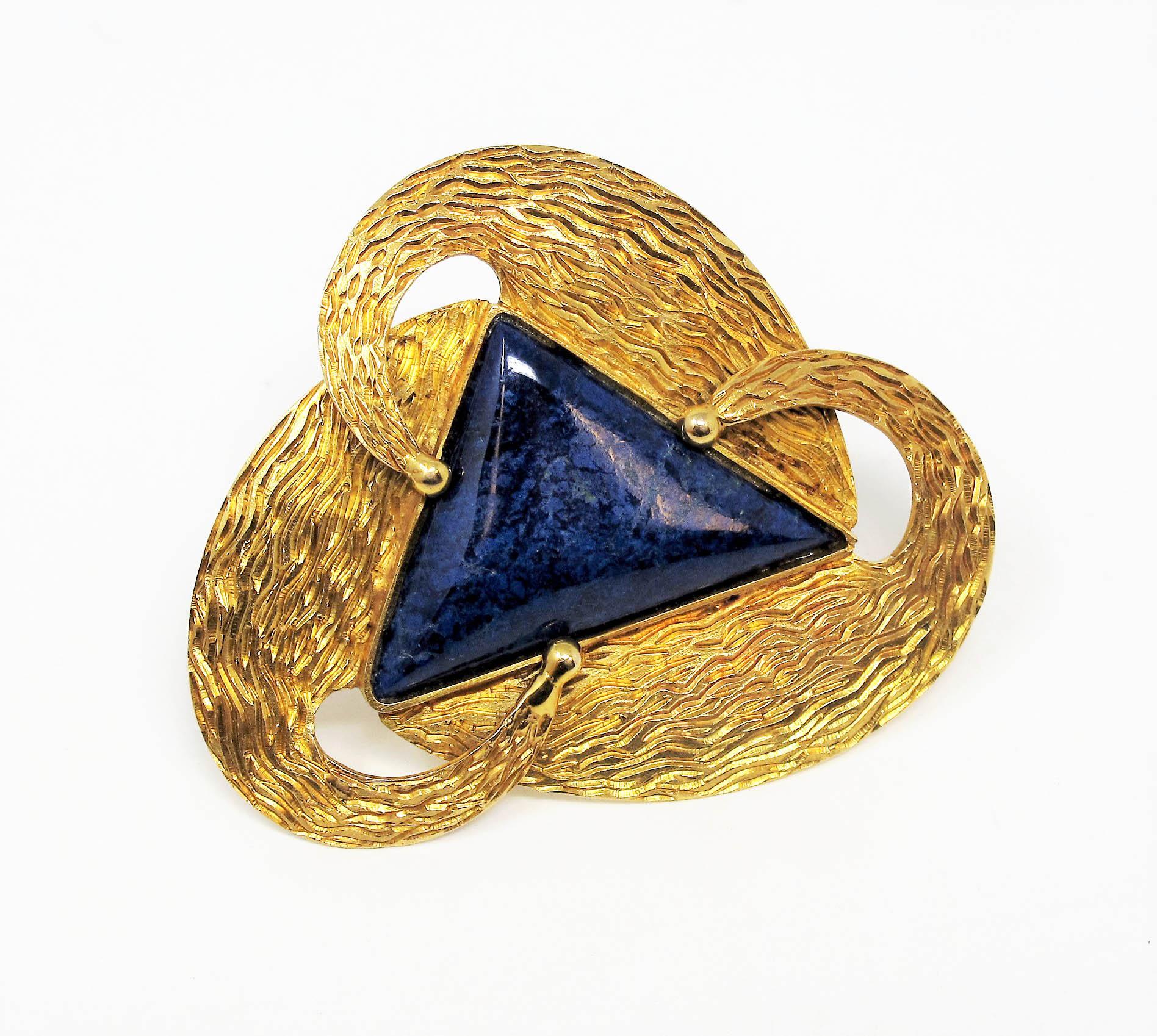 Cabochon Handmade 27.5 Carat Triangular Natural Lapis Lazuli Brooch in 14 Karat Gold  For Sale