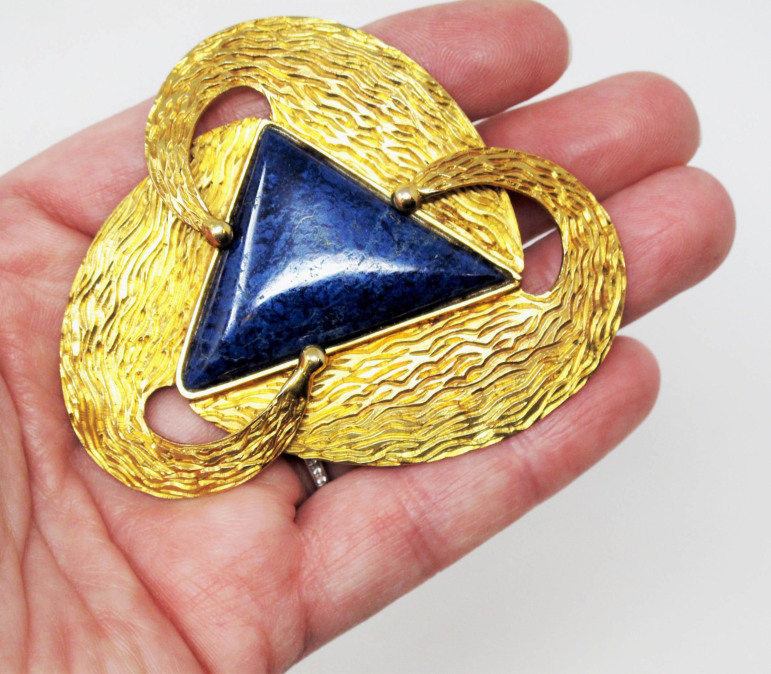 Handmade 27.5 Carat Triangular Natural Lapis Lazuli Brooch in 14 Karat Gold  For Sale 1