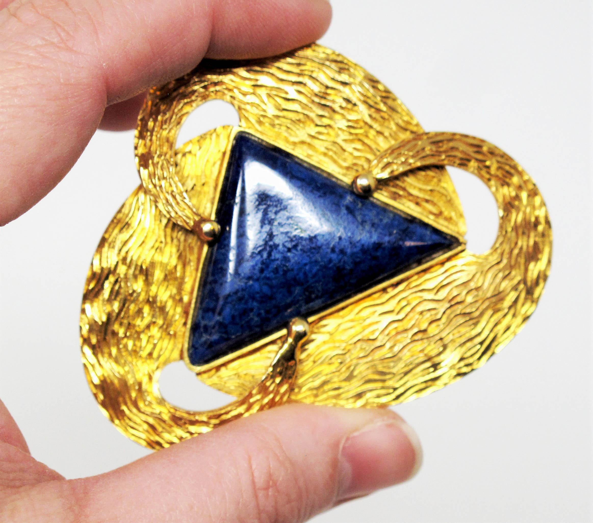 Handmade 27.5 Carat Triangular Natural Lapis Lazuli Brooch in 14 Karat Gold  For Sale 2