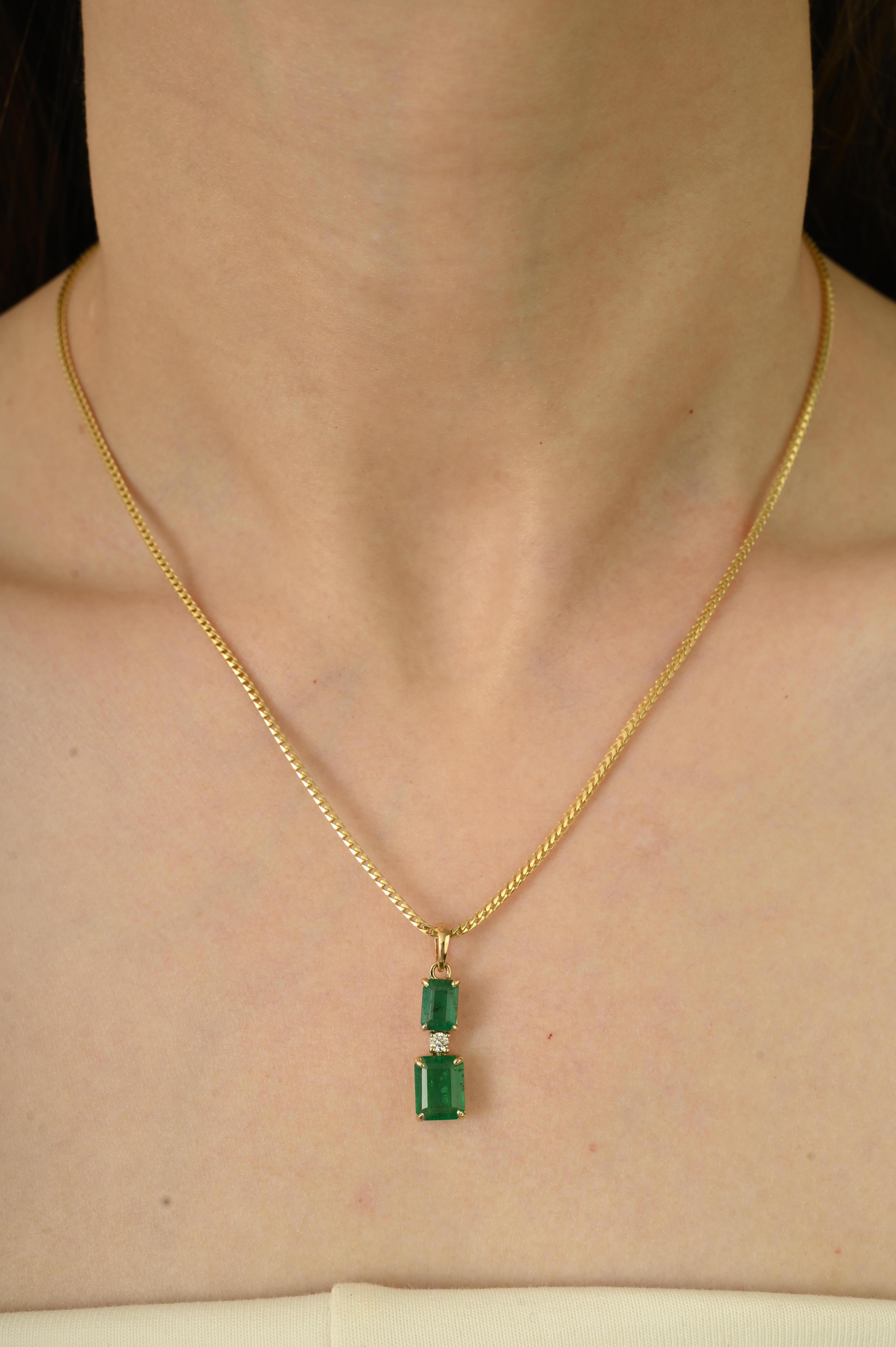 Pendentif en or jaune 14K fait à la main de 2,86 ct d'émeraudes zambiennes et de diamants pour les femmes Pour femmes en vente