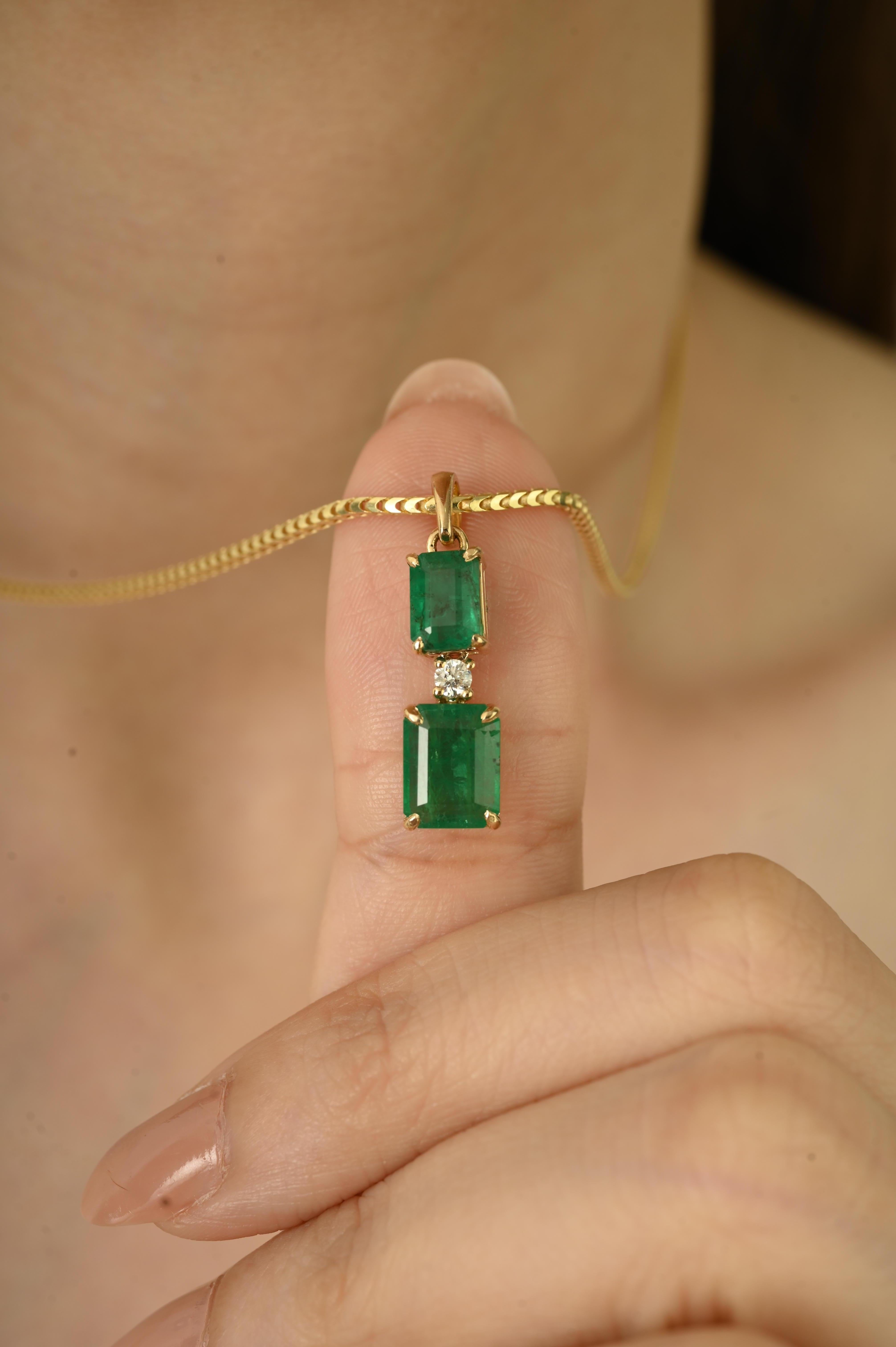Pendentif en or jaune 14K fait à la main de 2,86 ct d'émeraudes zambiennes et de diamants pour les femmes en vente 2