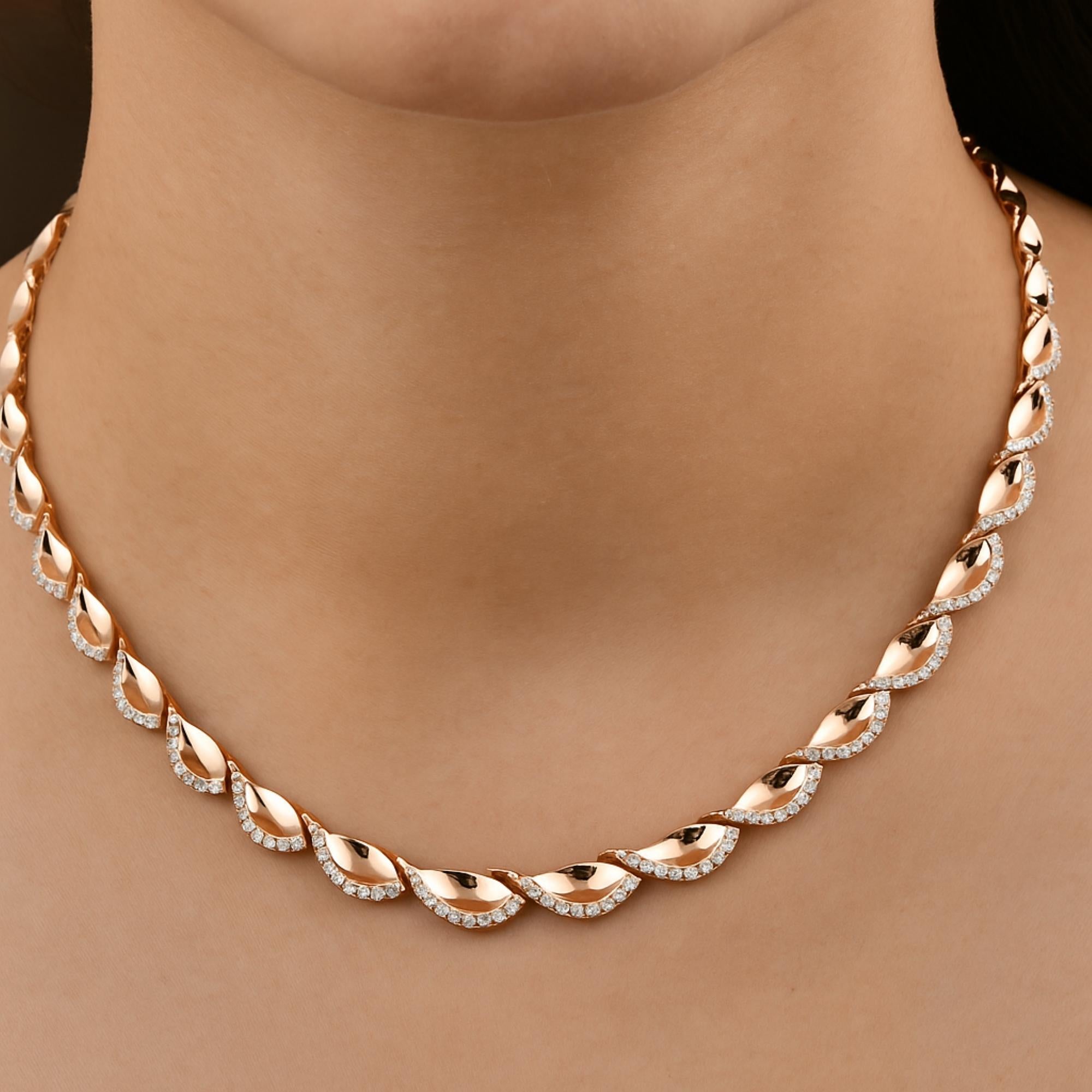 Collar gargantilla de boda de oro rosa de 14k con diamantes naturales SI/H de 3,34 ct hechos a mano. 
Este collar presenta un diseño único inspirado en una hoja en espiral que se asienta con gracia sobre tu escote, reflejando elegancia y feminidad.