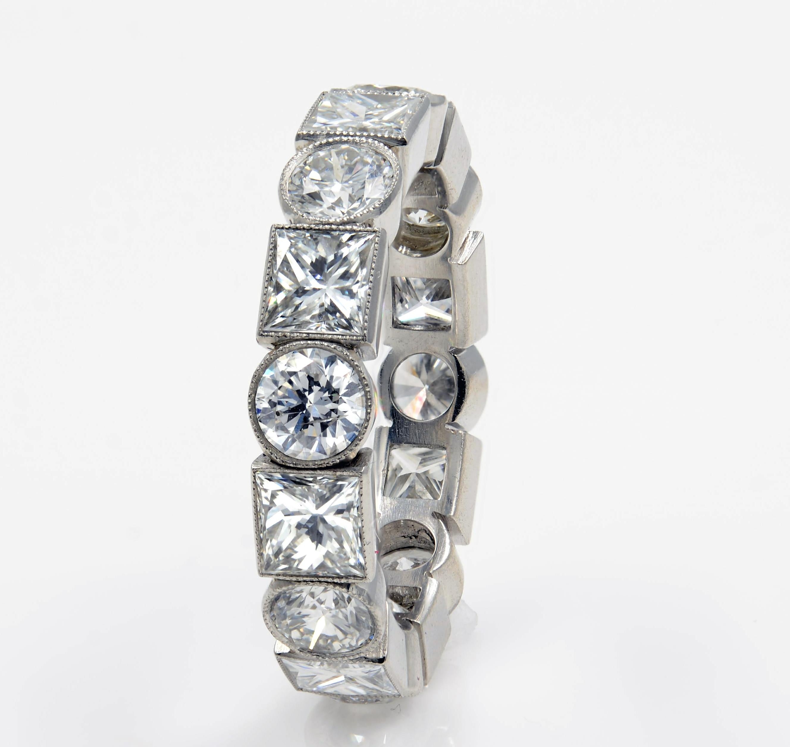 Handgefertigter 4,00 Karat runder Diamantring aus Platin mit Prinzessinnenschliff (Moderne) im Angebot