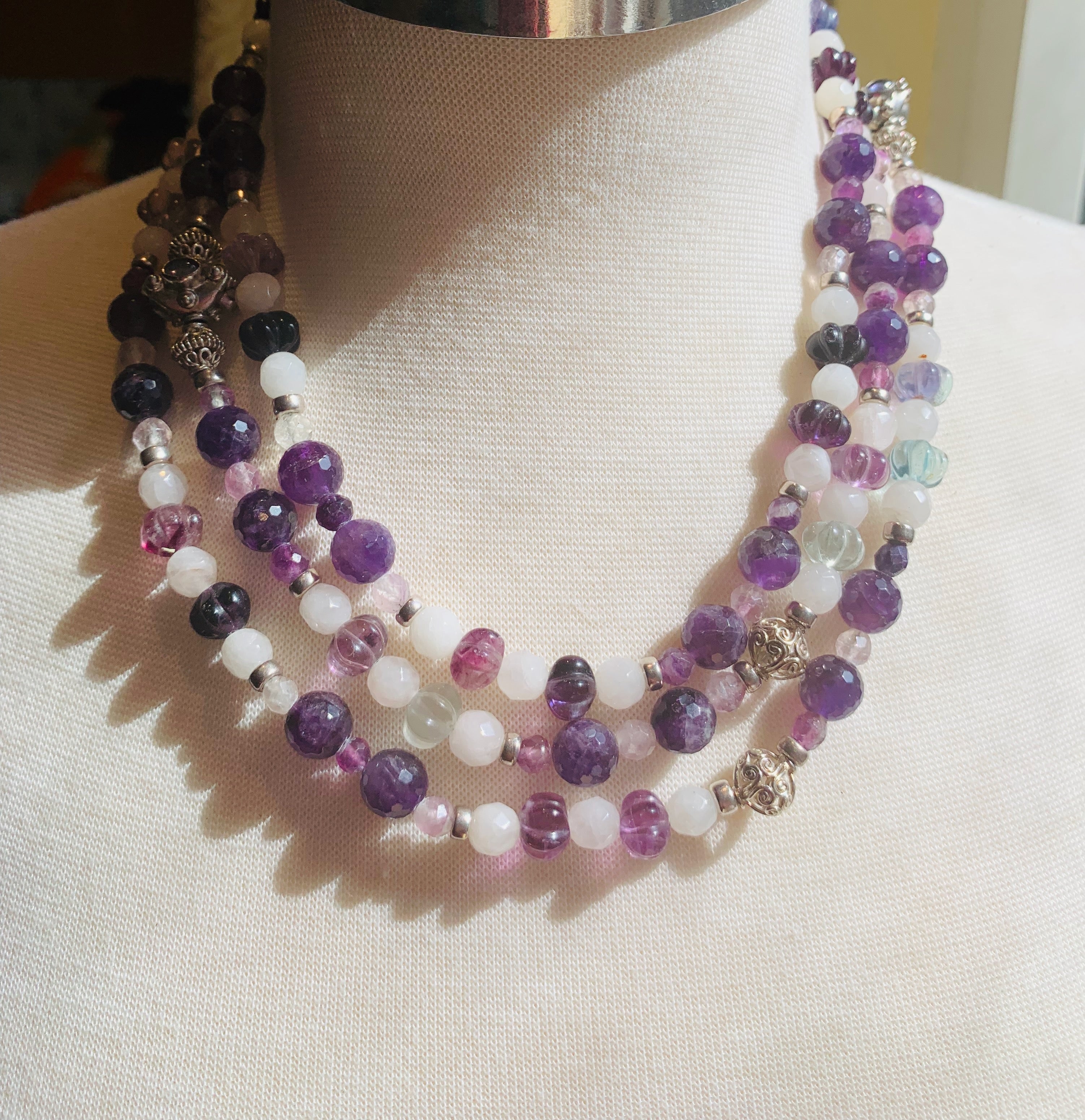 Collier fait main de 60 pouces d'améthyste, de fluorine et de quartz rose, en argent sterling