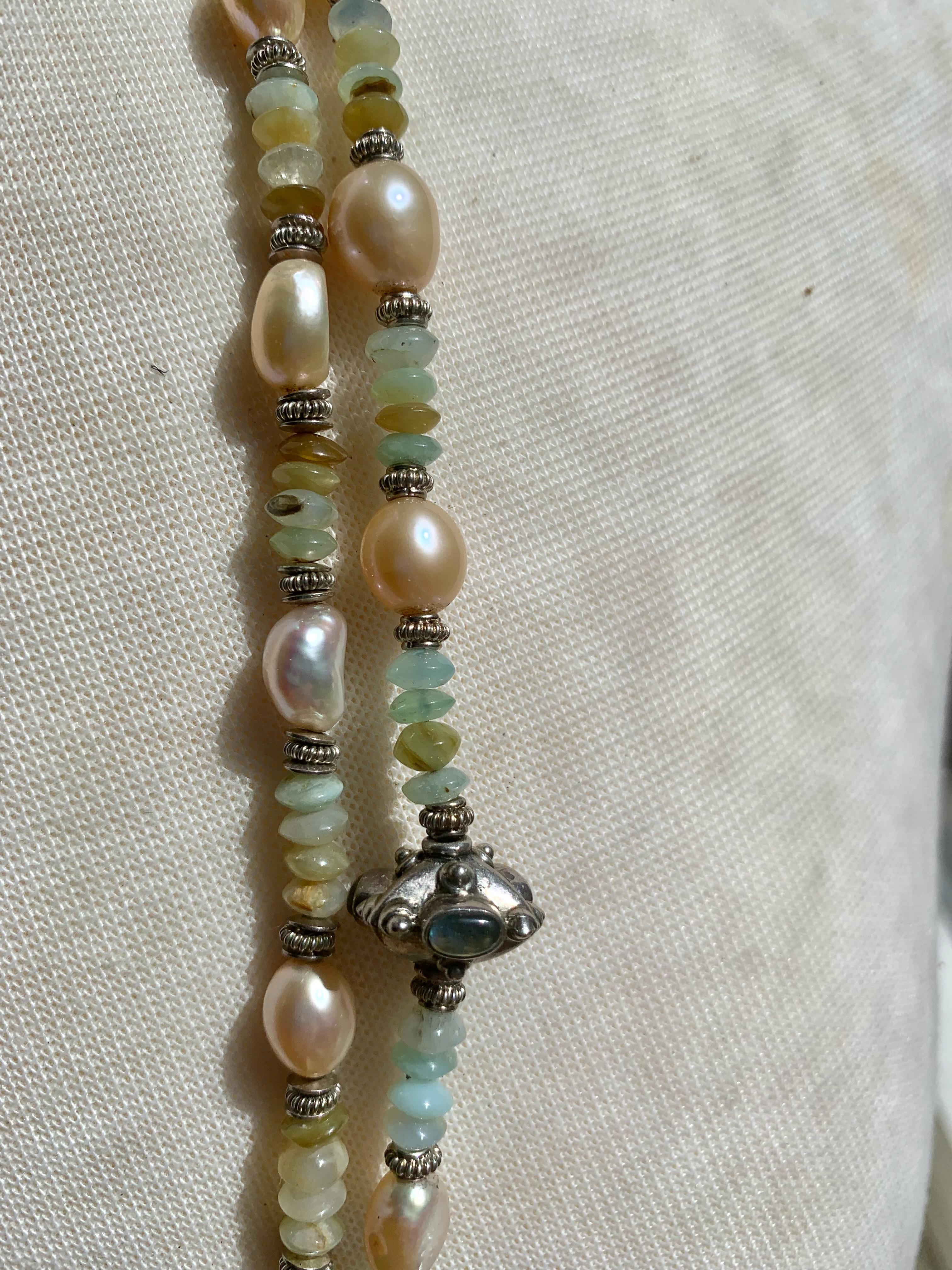 Collier d'opale péruvienne bleue 61 pouces fait à la main avec perles, perles et pierres de lune arc-en-ciel en vente 4