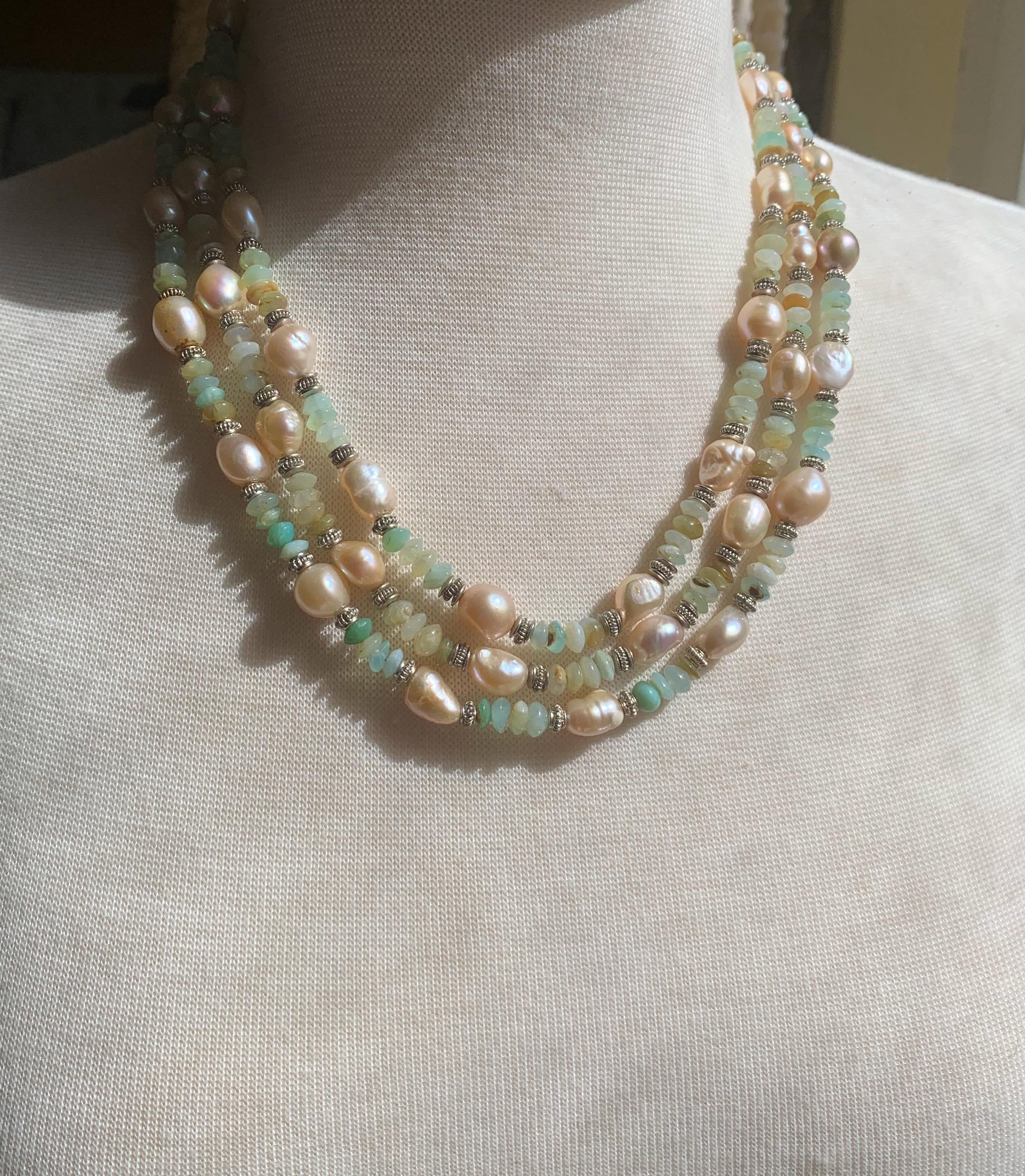 Artisan Collier d'opale péruvienne bleue 61 pouces fait à la main avec perles, perles et pierres de lune arc-en-ciel en vente