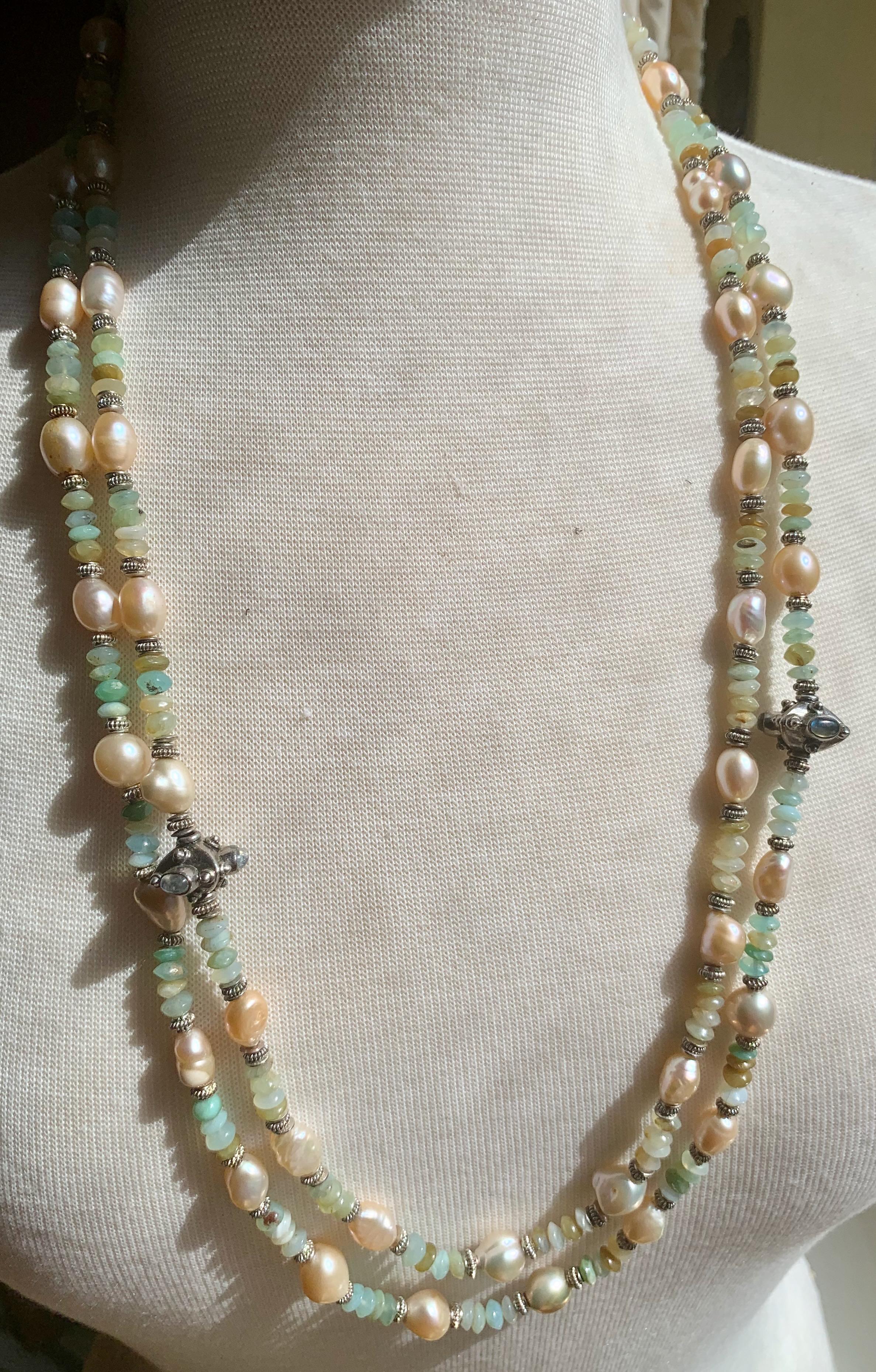 Collier d'opale péruvienne bleue 61 pouces fait à la main avec perles, perles et pierres de lune arc-en-ciel en vente 2