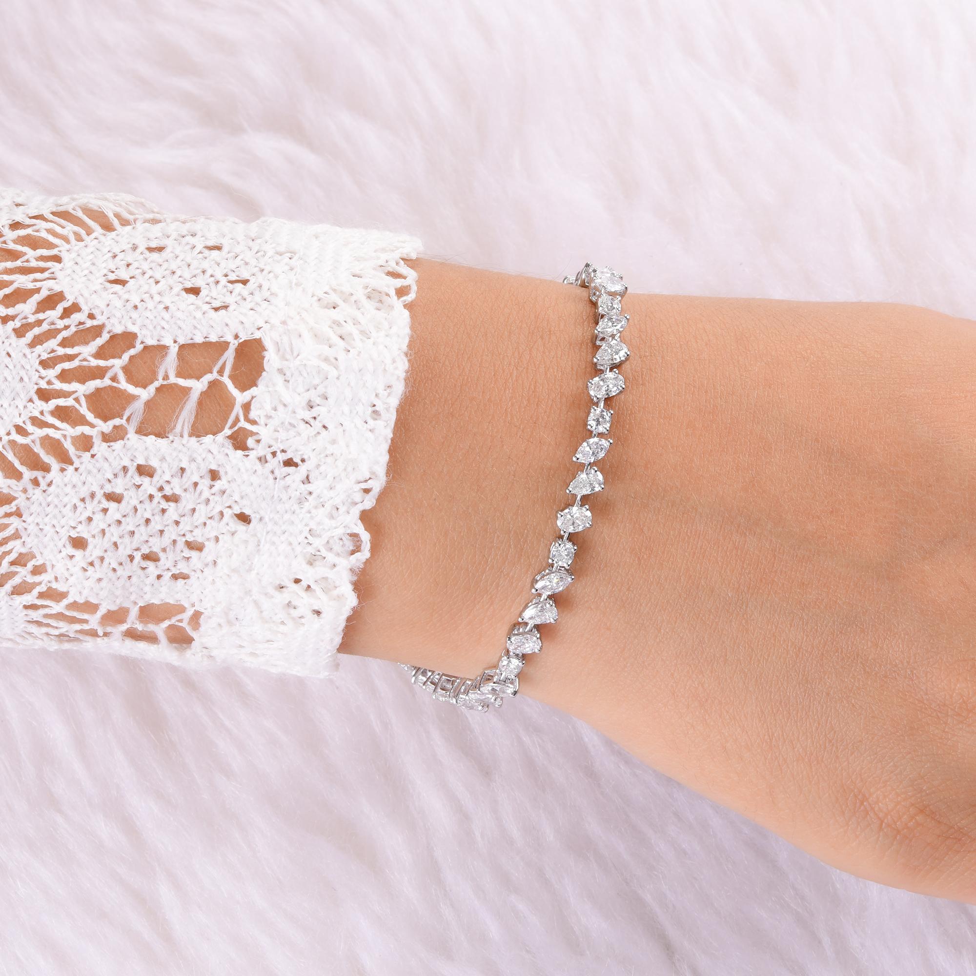 Esta pulsera de tenis hecha a mano con diamantes talla múltiple de 6,48 quilates y oro blanco de 14 quilates presenta un diseño de líneas articuladas. Se define por el uso de diferentes formas de talla de diamantes. Los diamantes están engastados en