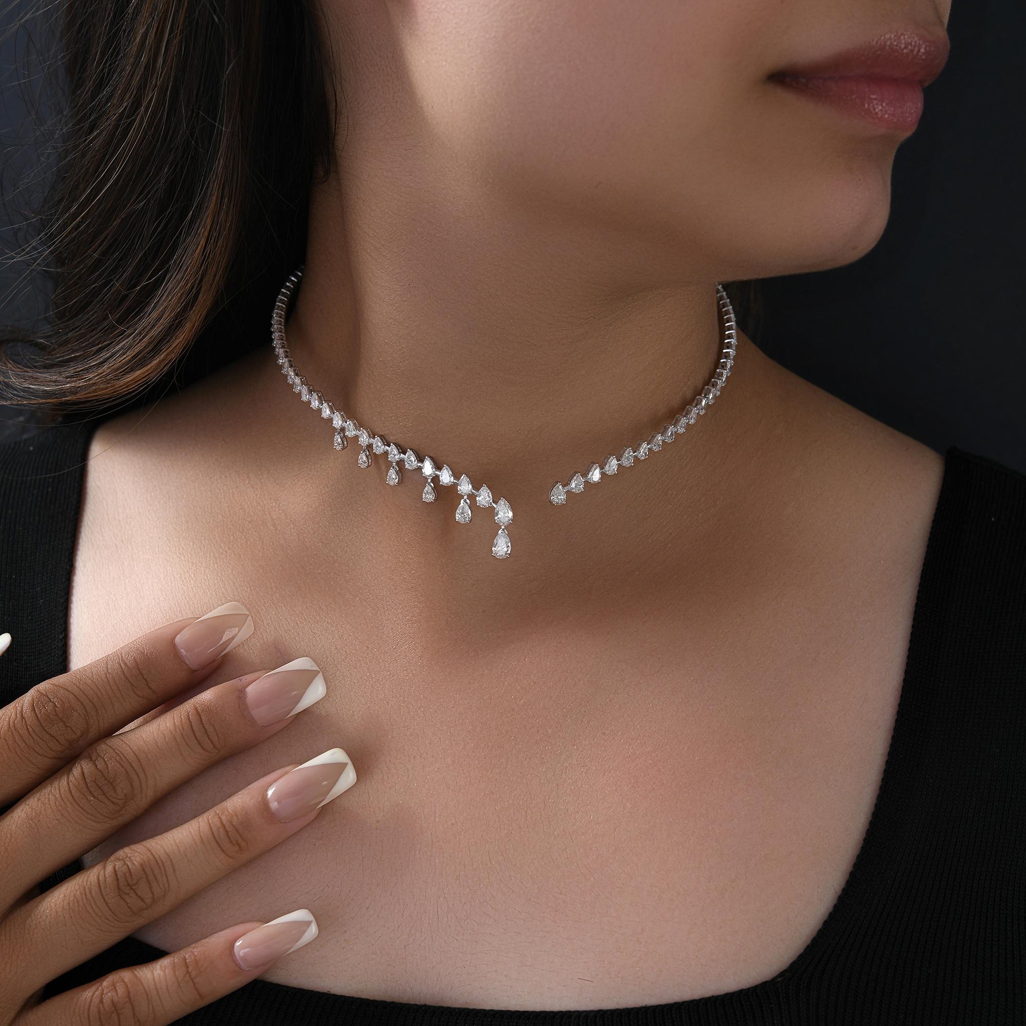 Ce collier de 6,75 carats SI/H en or blanc 14 carats fait à la main est composé de diamants taille poire sertis sur le collier et de quelques diamants taille poire sertis en gouttes sur un côté du collier.
Les diamants sont un symbole universel