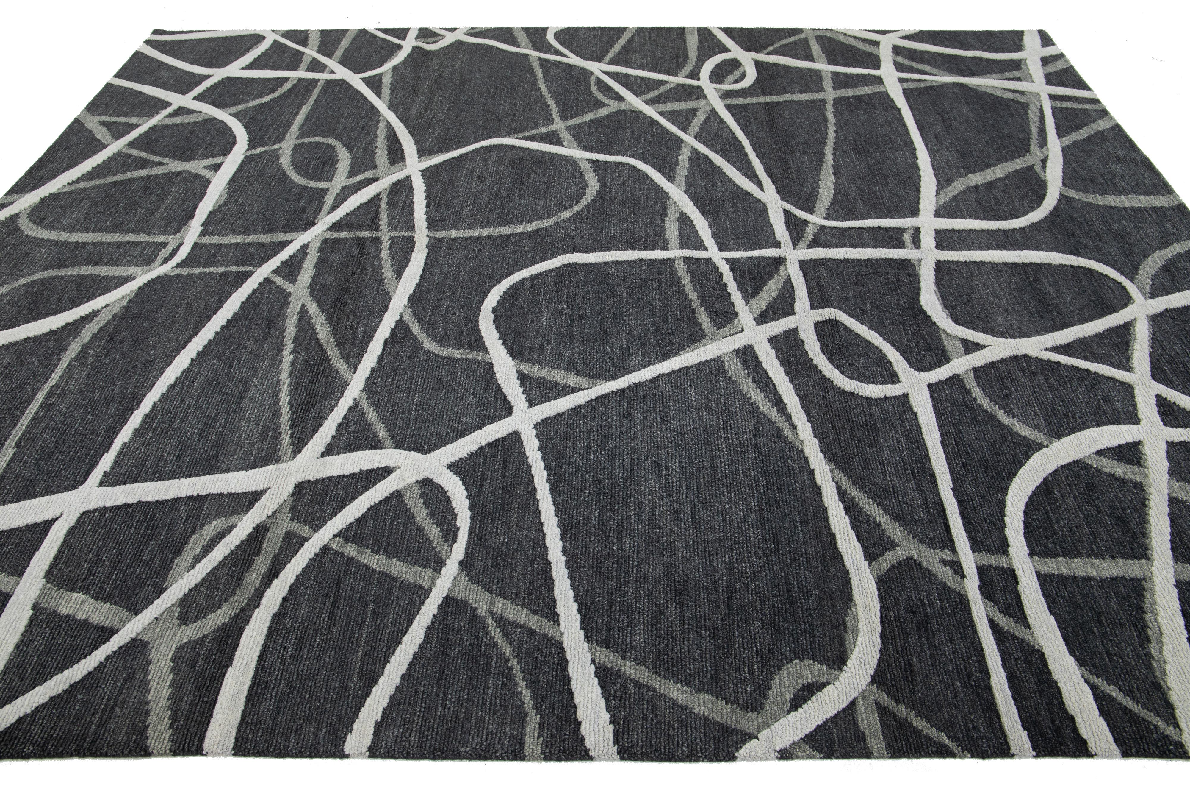 Handgefertigter abstrakter Contemporary Wollteppich in Dunkelgrau im Zustand „Neu“ im Angebot in Norwalk, CT
