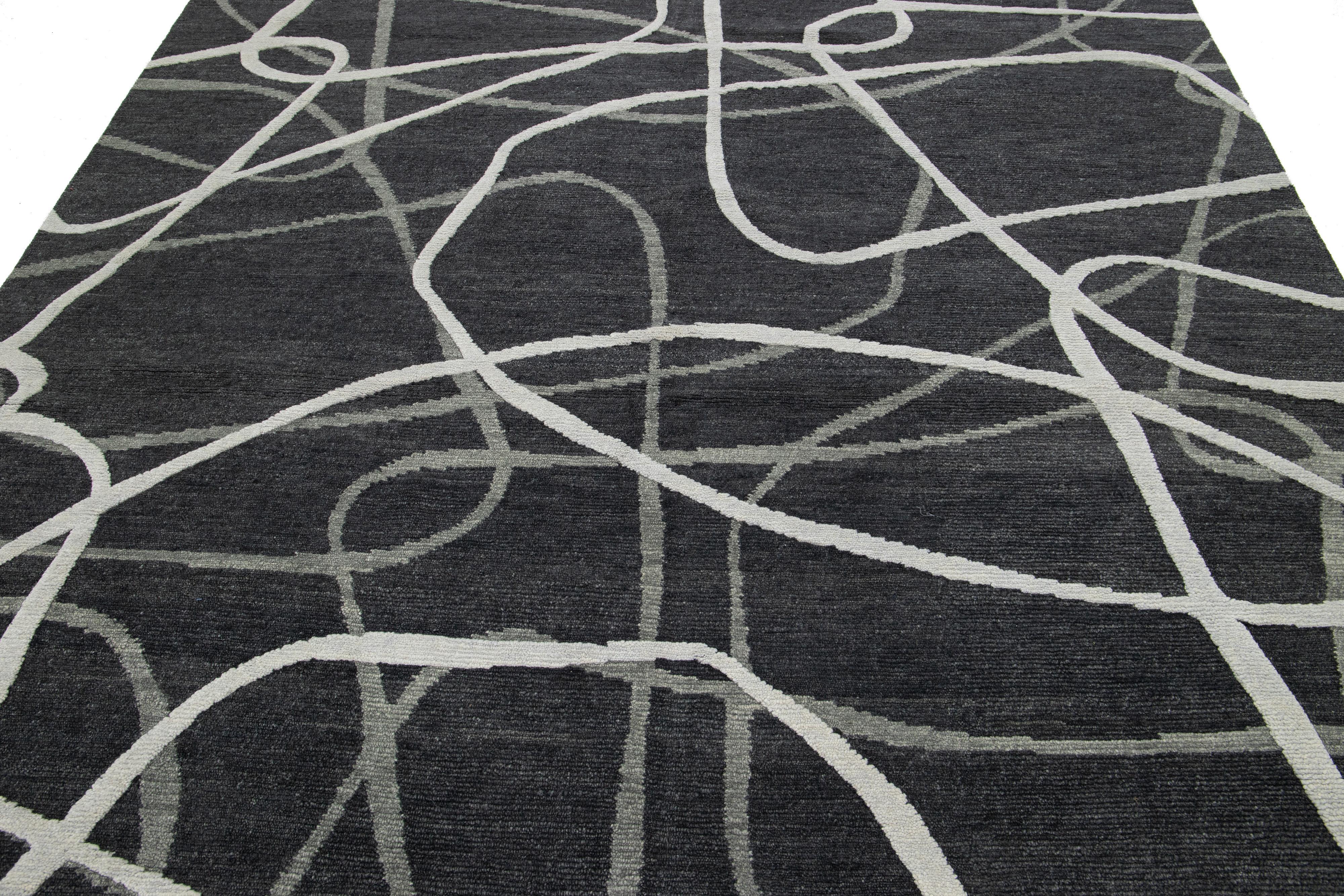 Handgefertigter abstrakter Contemporary Wollteppich in Dunkelgrau im Angebot 1