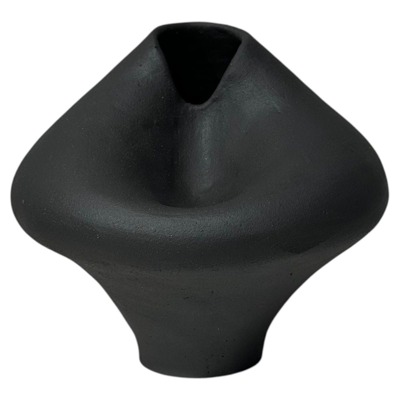 Vaso in ceramica nera per la casa, in stile astratto e realizzato a mano, di Maku Ceramic
