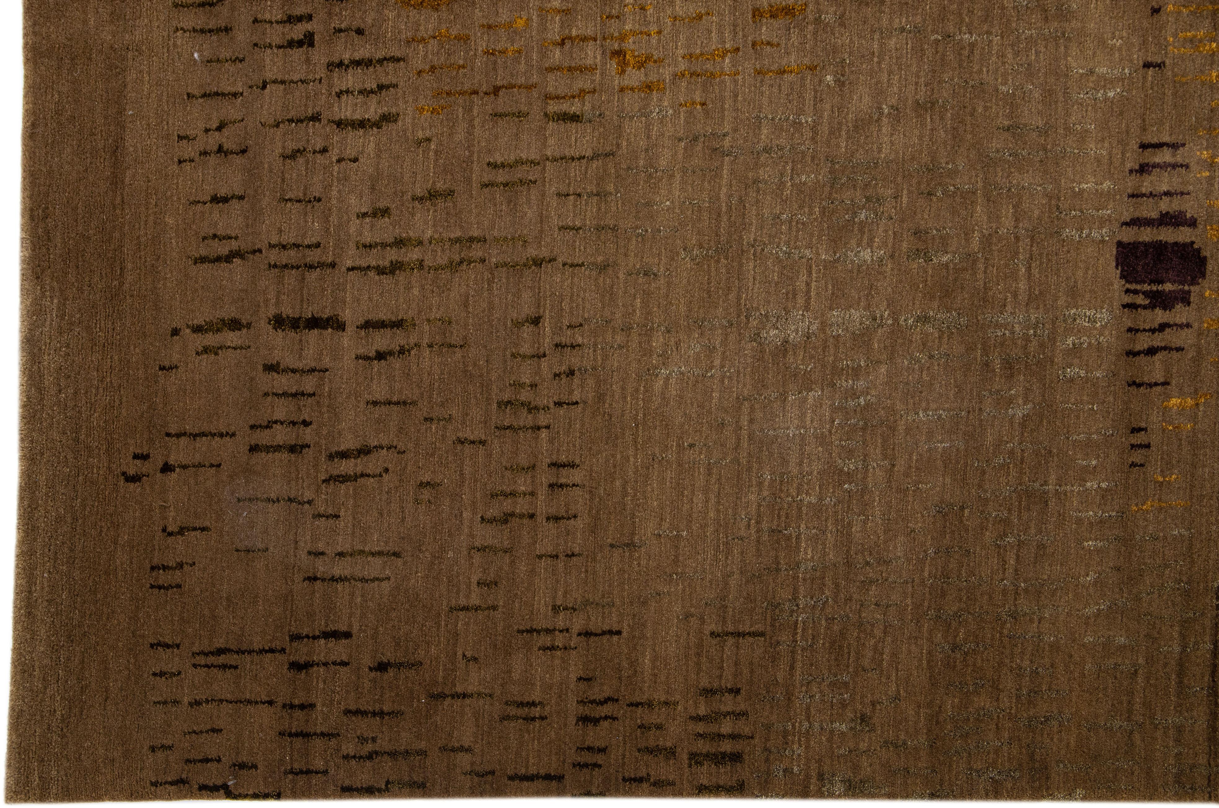 Handgefertigter abstrakter moderner Nepalesischer Teppich aus Wolle und Seide in Braun im Zustand „Neu“ im Angebot in Norwalk, CT