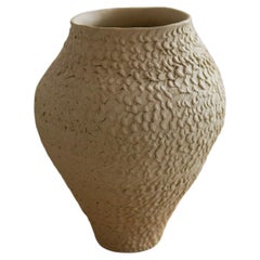 Handgefertigte, abstrakte, skulpturale, weiße Keramikvase mittlerer Größe von Maku Ceramic