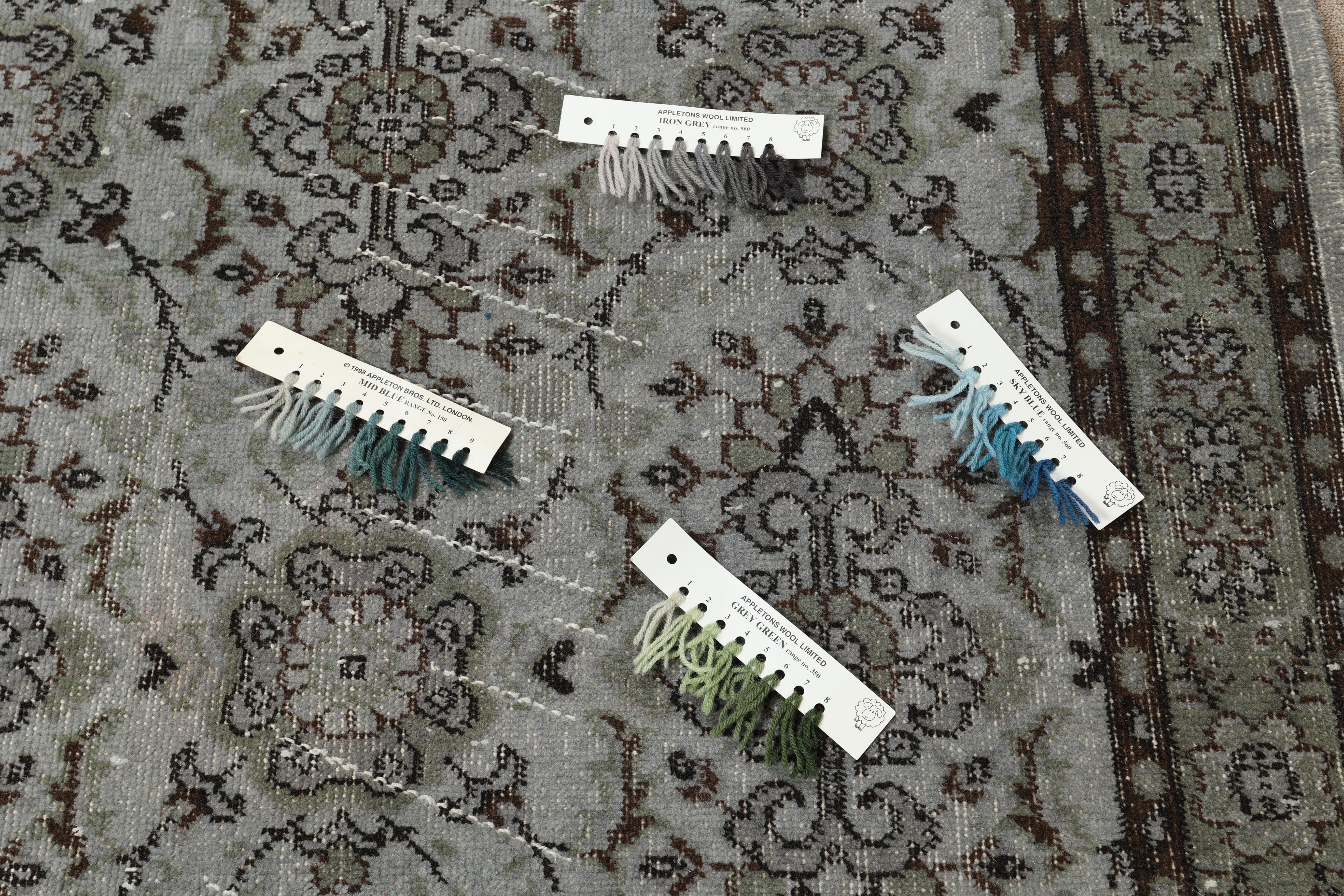 4x7 Fuß handgefertigter Akzentteppich aus Zentralasien, Floral-Muster (Mitte des 20. Jahrhunderts) im Angebot
