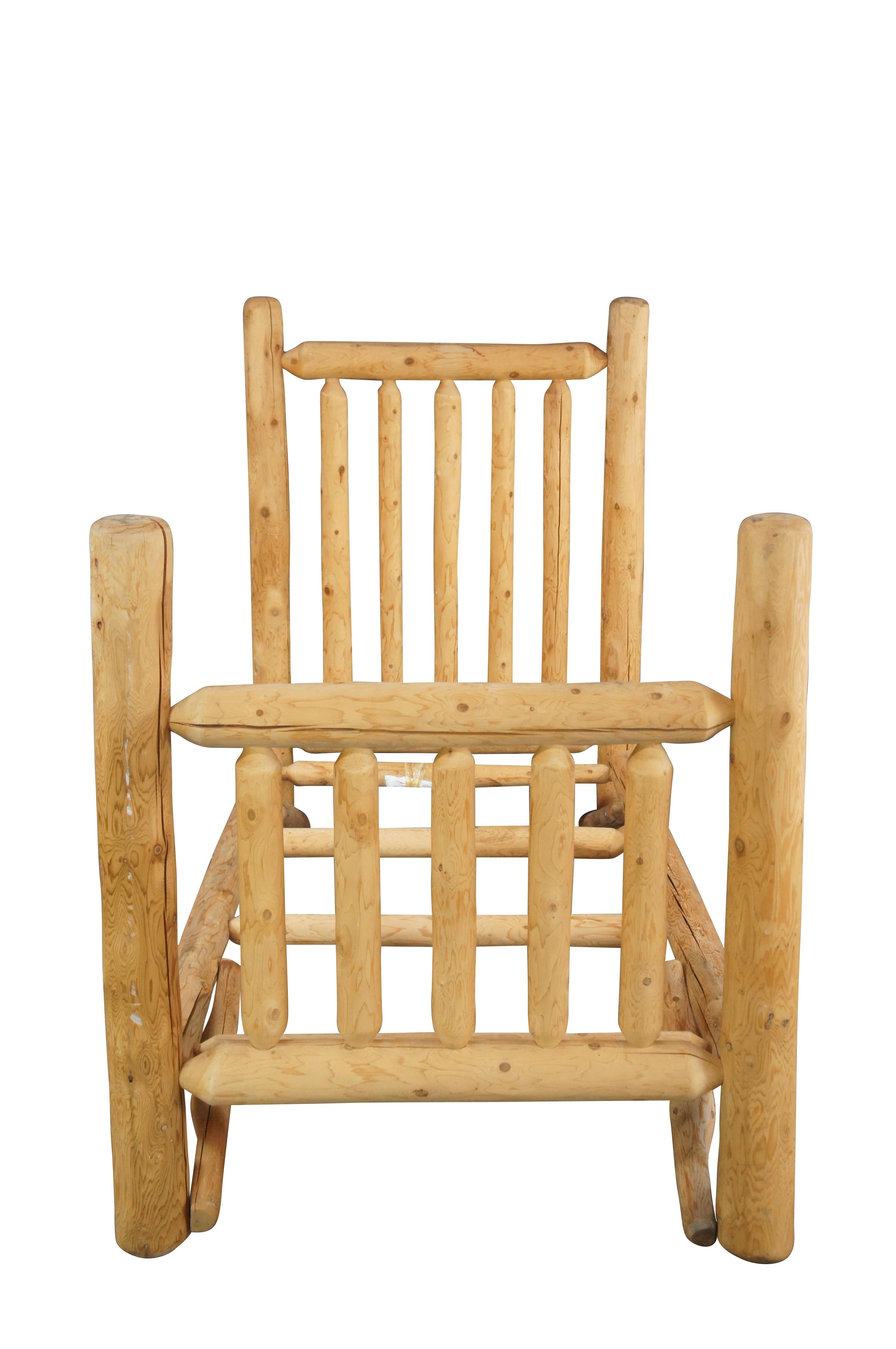 Lit en rondins de pin vintage fabriqué à la main.  Vers 1995.  Idéal pour les espaces à thème de type 