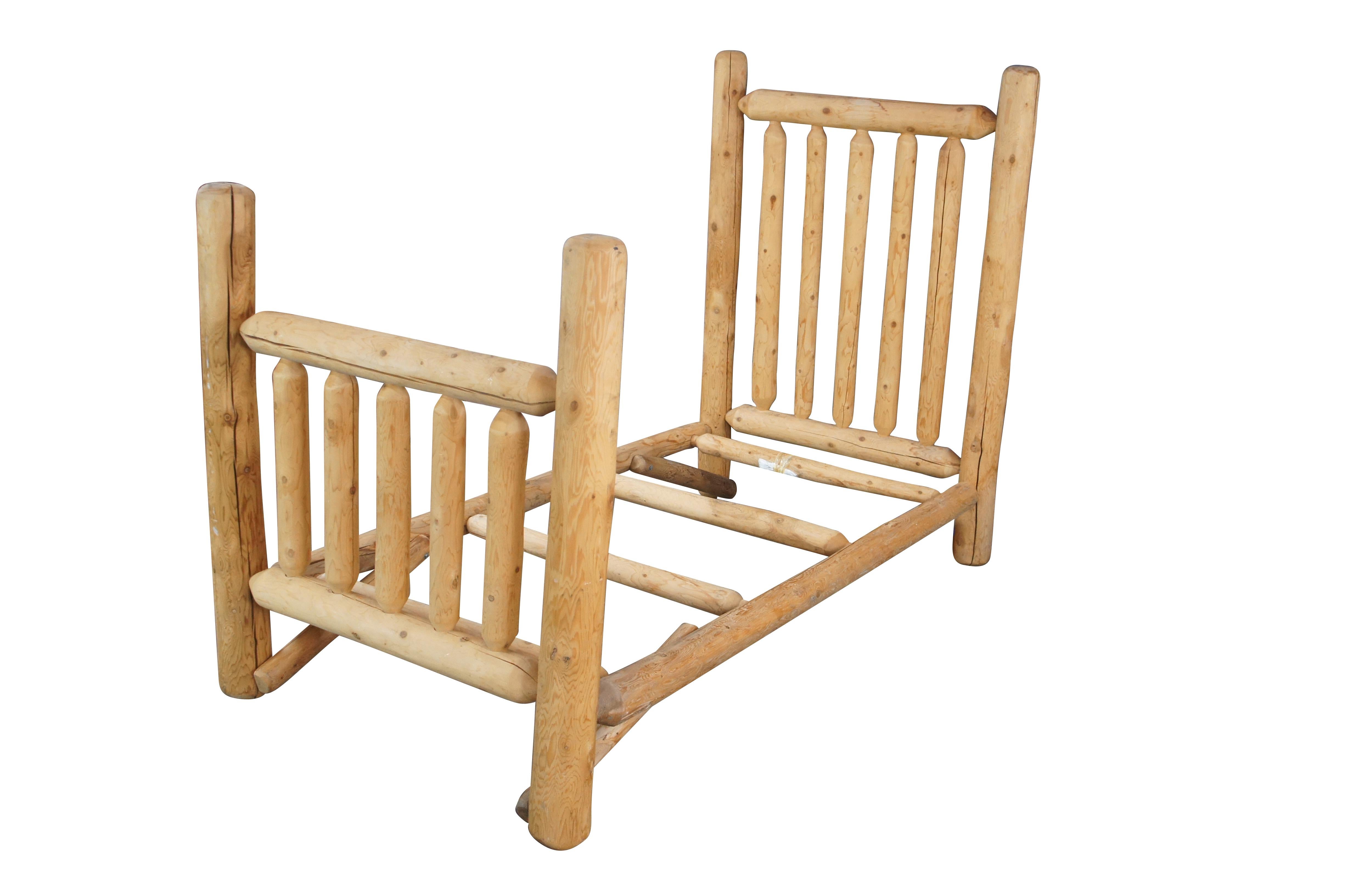 Country Lit à deux places en rondins de pin Wood Lodge Cabine Southwestern Style Adirondack fait à la main en vente