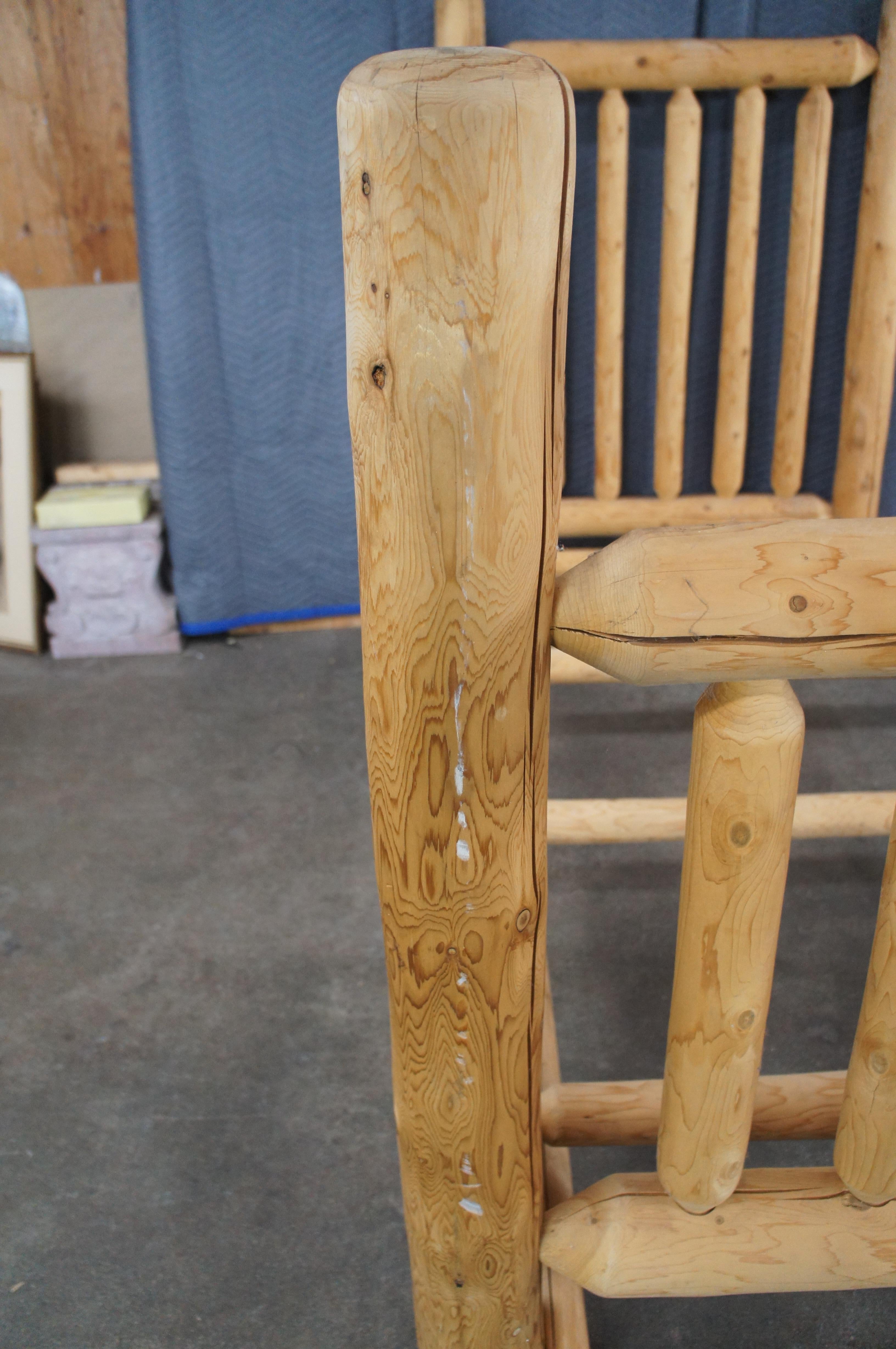 Cèdre Lit à deux places en rondins de pin Wood Lodge Cabine Southwestern Style Adirondack fait à la main en vente