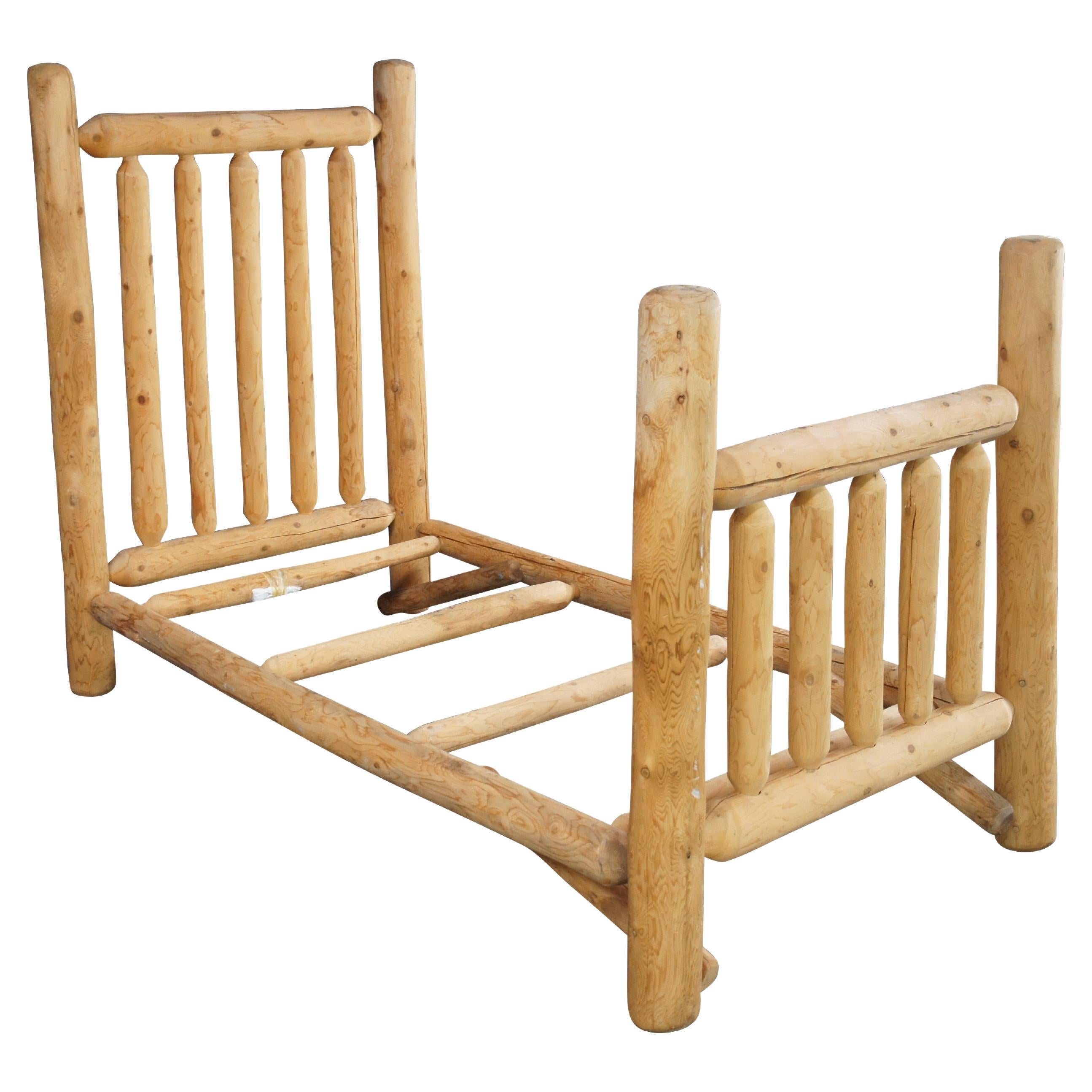 Lit à deux places en rondins de pin Wood Lodge Cabine Southwestern Style Adirondack fait à la main en vente