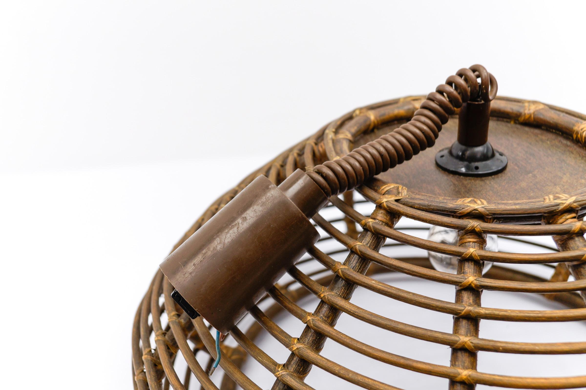 Plafonnier orientable en rotin de province français, fait main, années 1960 en vente 3