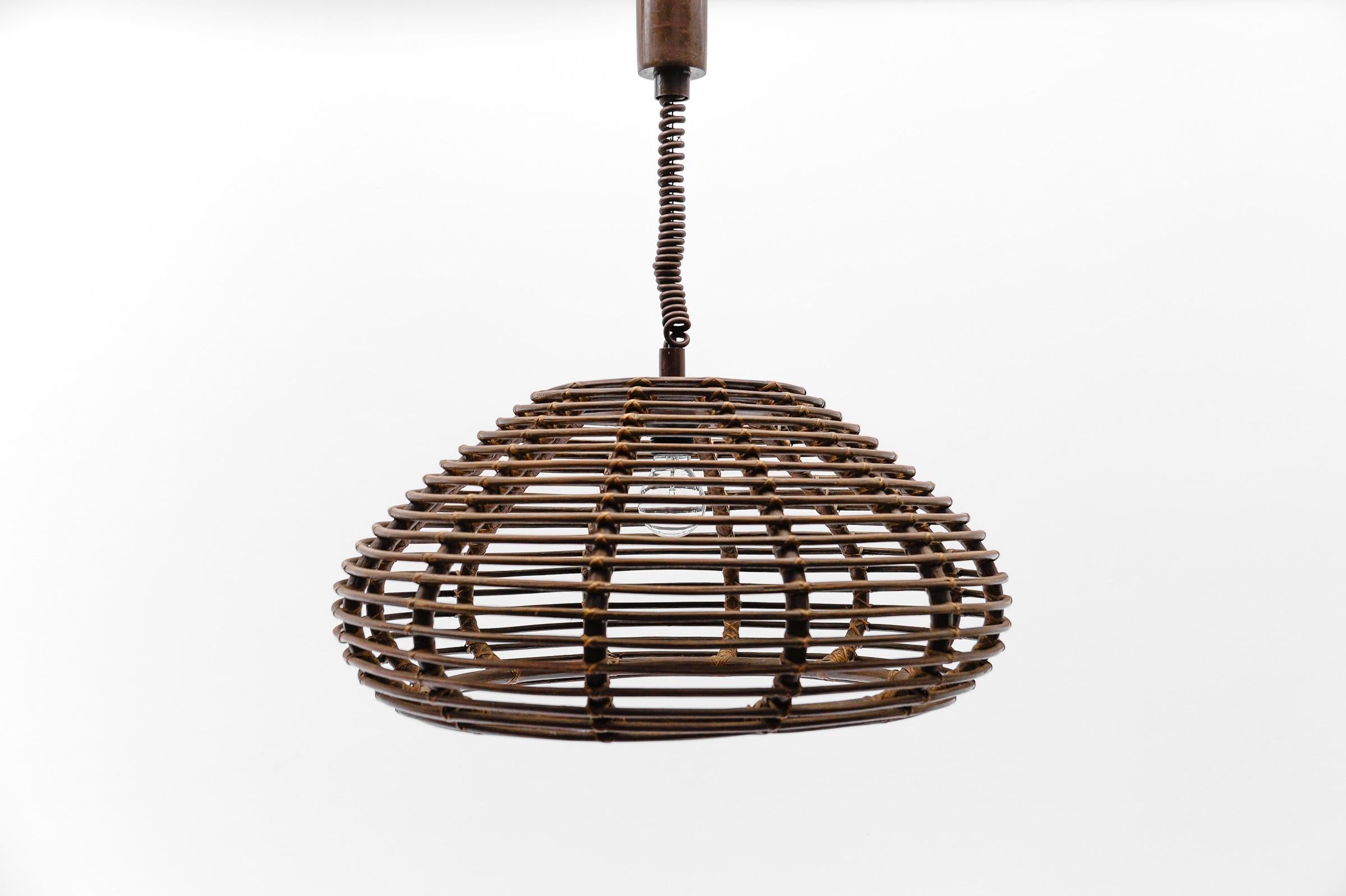 Français Plafonnier orientable en rotin de province français, fait main, années 1960 en vente