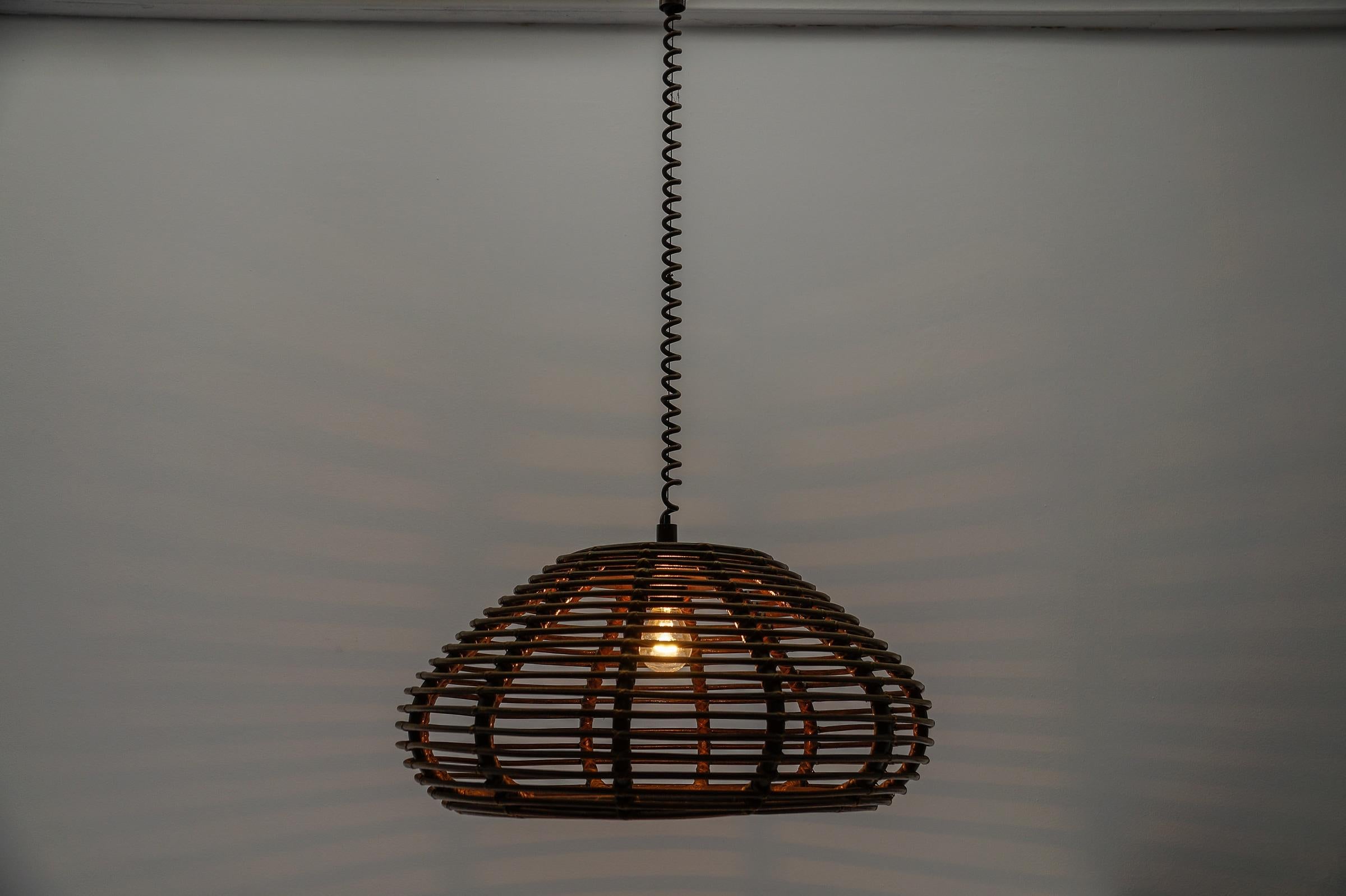 Milieu du XXe siècle Plafonnier orientable en rotin de province français, fait main, années 1960 en vente