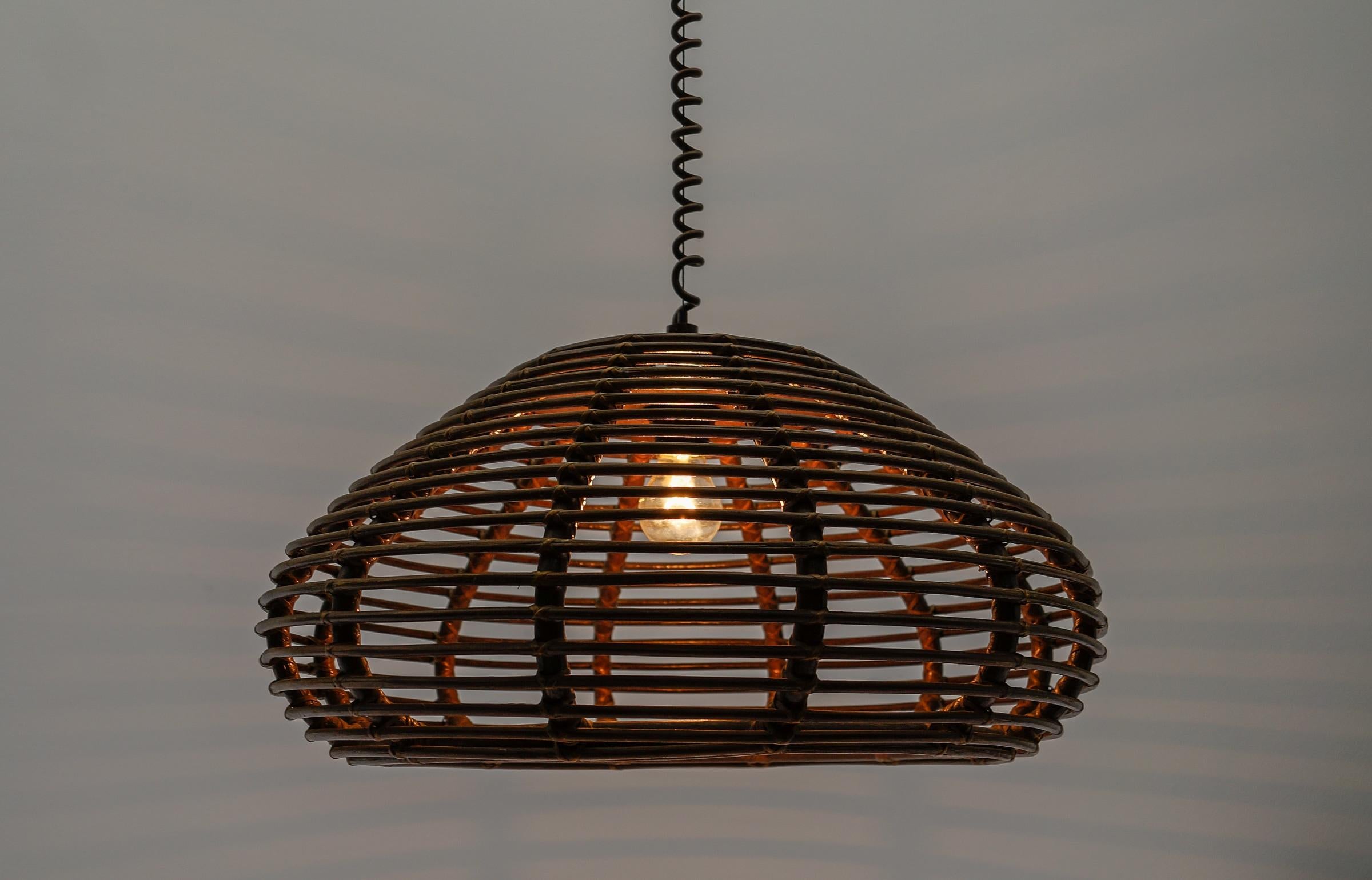 Plafonnier orientable en rotin de province français, fait main, années 1960 en vente 1